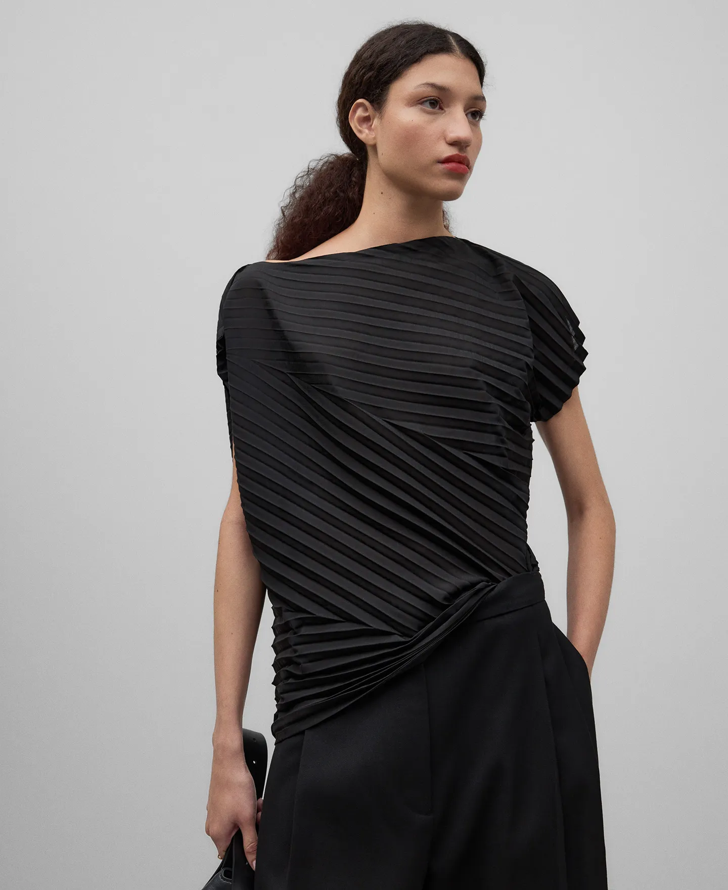 Aymmetrical black crinkle top woman