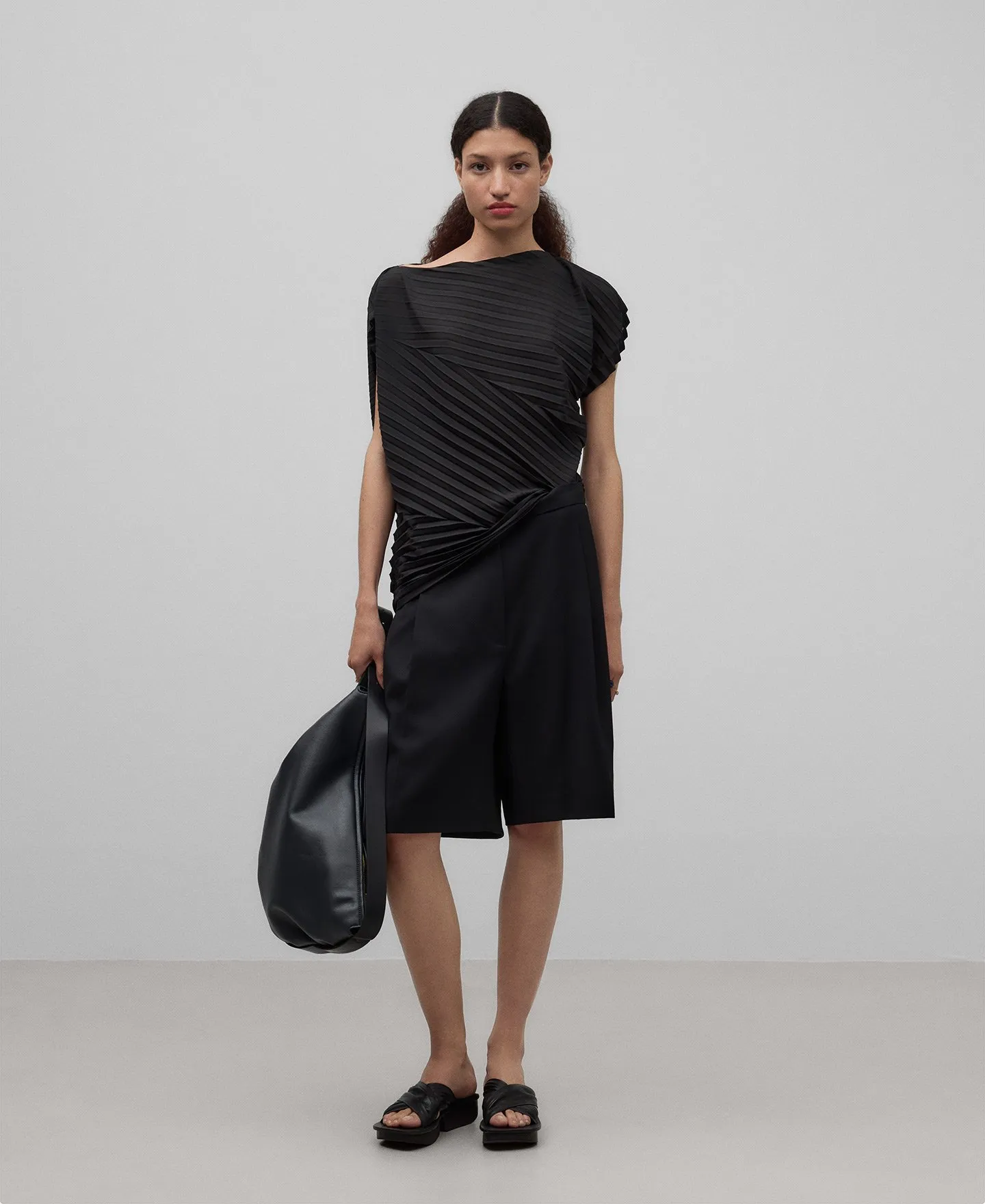 Aymmetrical black crinkle top woman