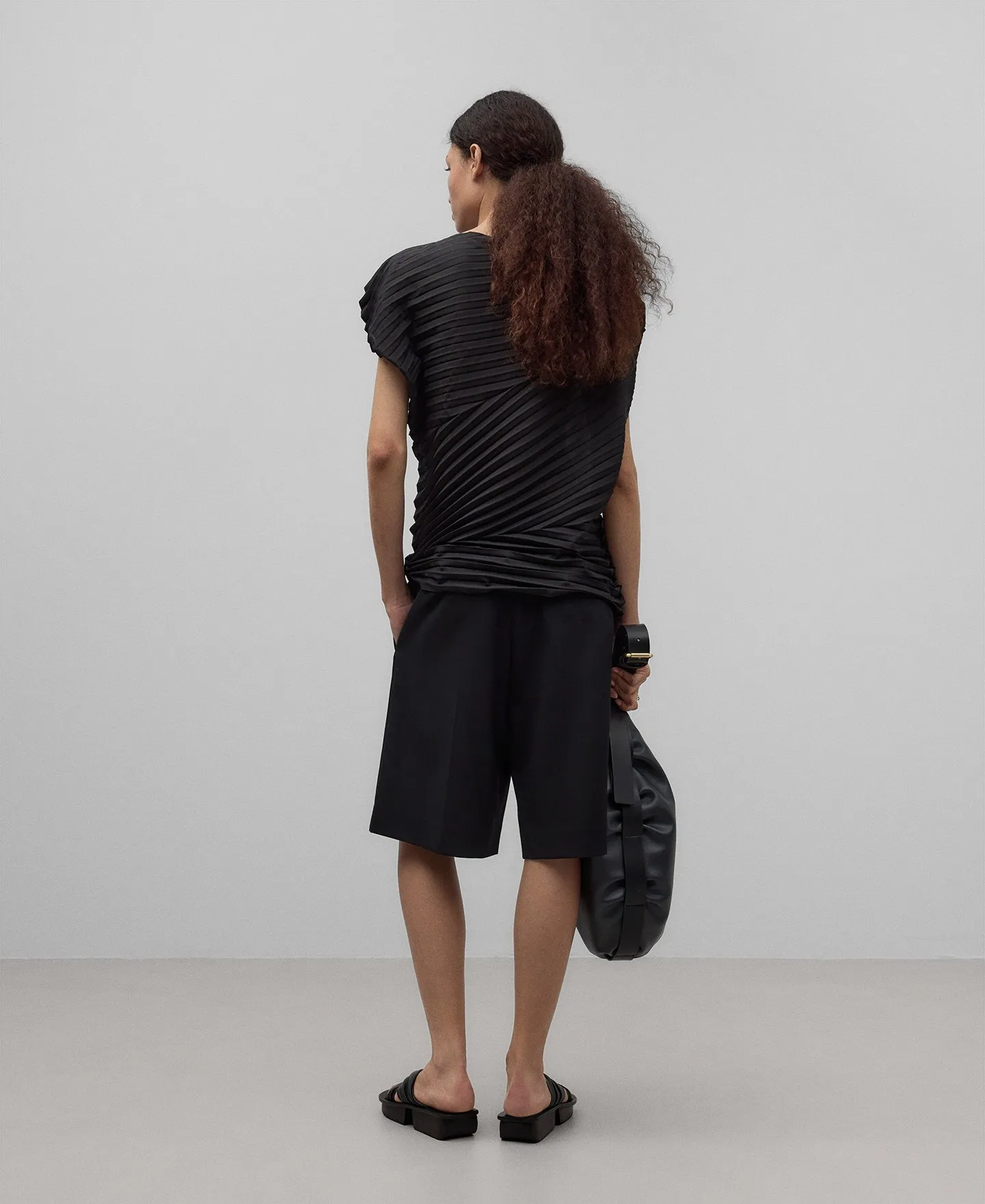 Aymmetrical black crinkle top woman