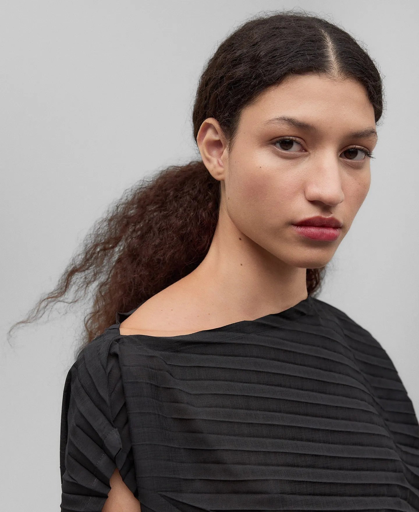 Aymmetrical black crinkle top woman