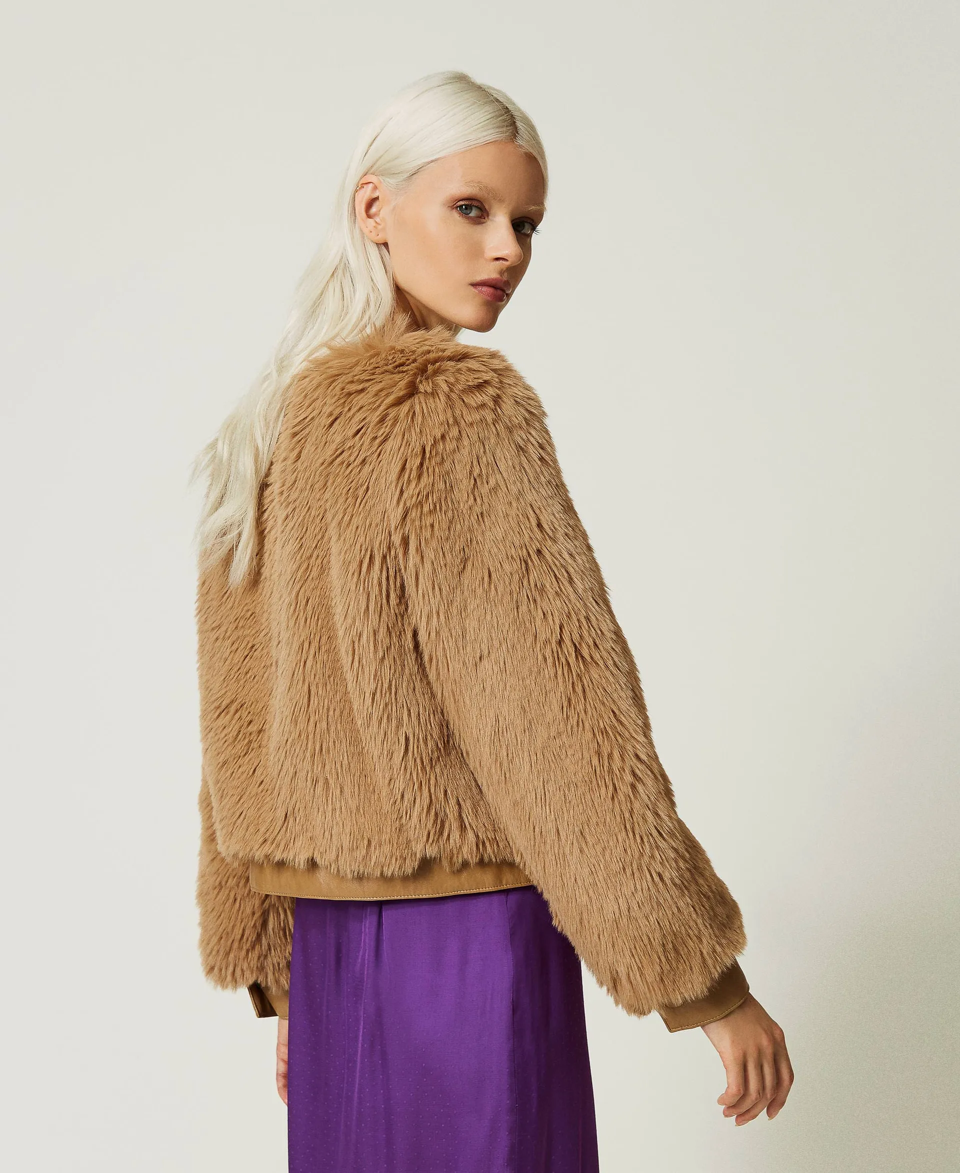 Blouson court en fausse fourrure