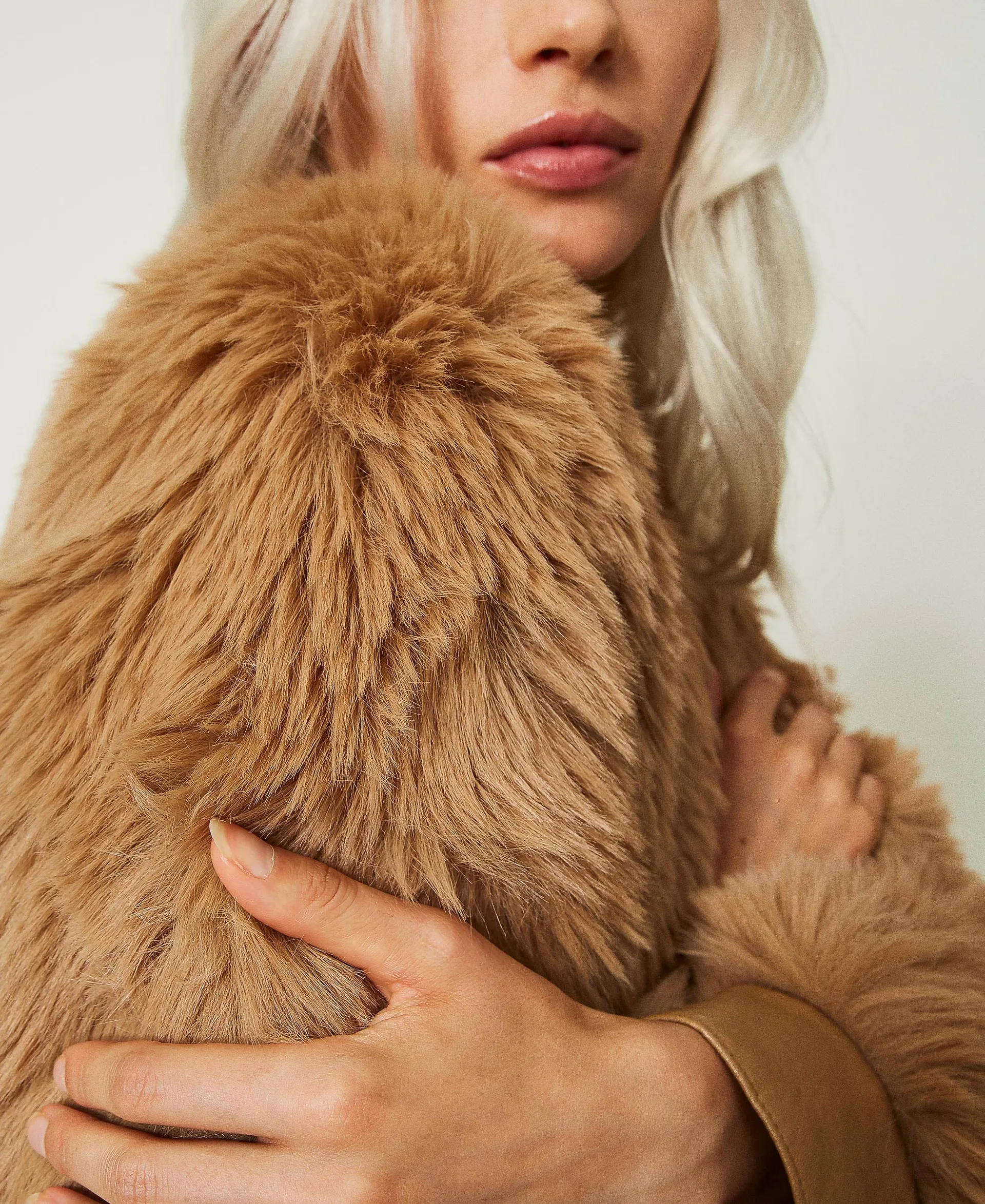 Blouson court en fausse fourrure