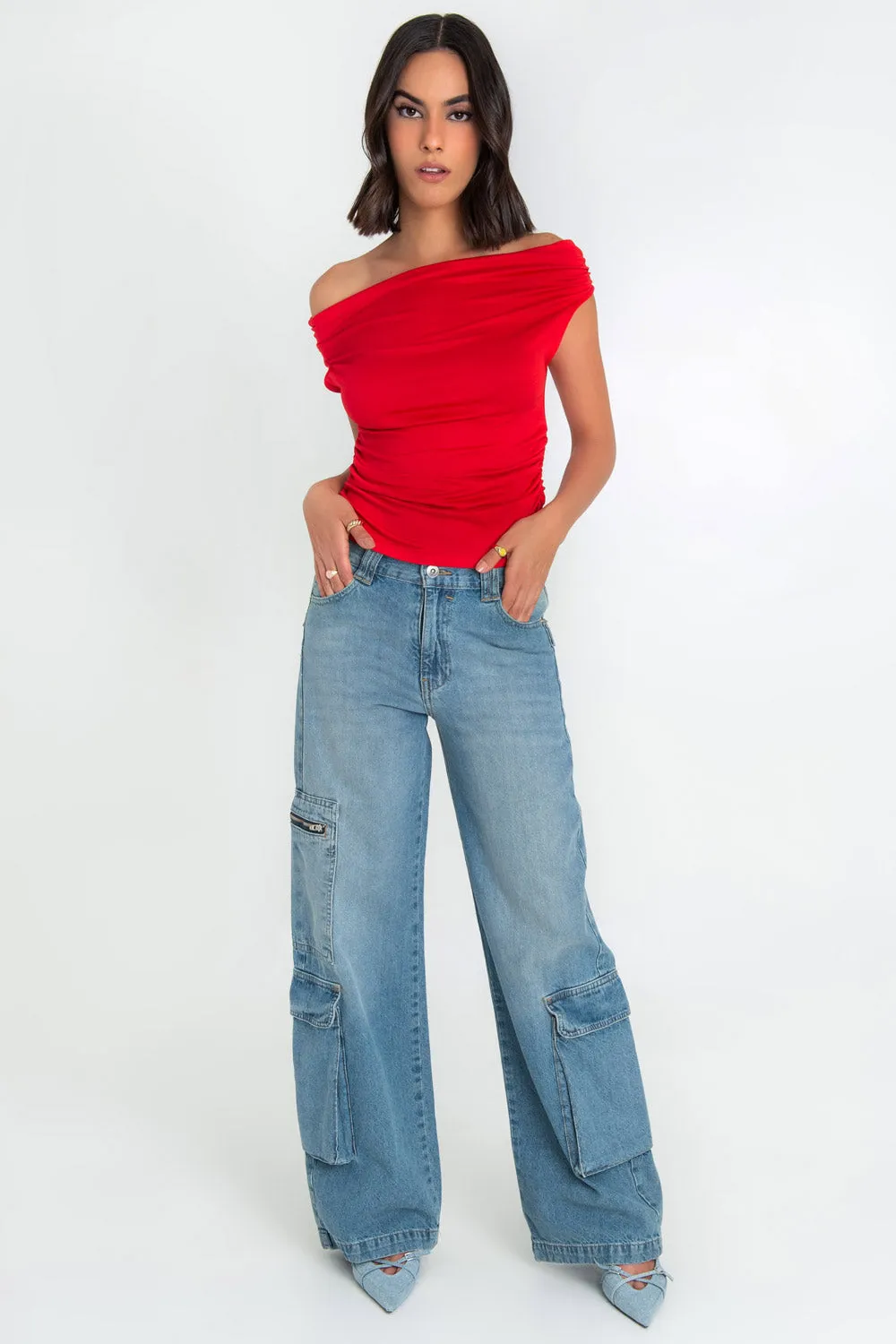 Blusa ajustada con plisados hombros descubiertos