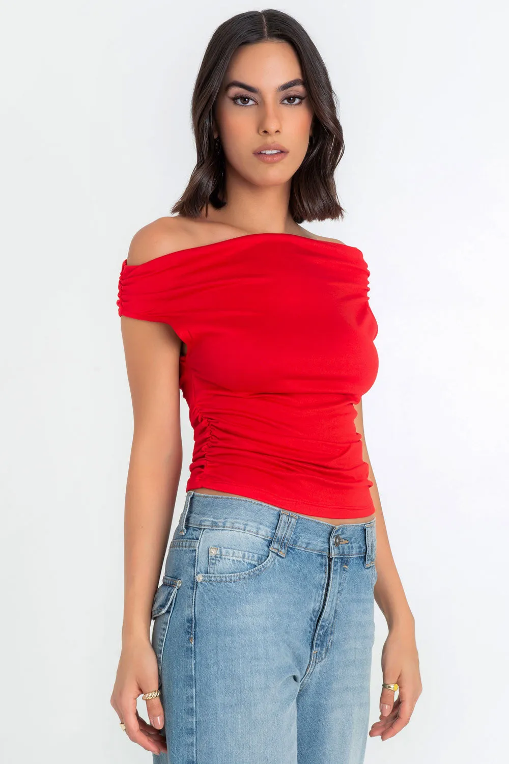 Blusa ajustada con plisados hombros descubiertos
