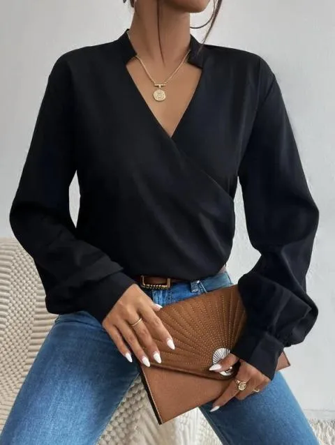 Blusa elegante con escote cruzado  Belucca, negro