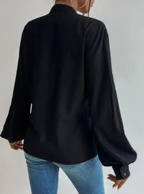 Blusa elegante con escote cruzado  Belucca, negro