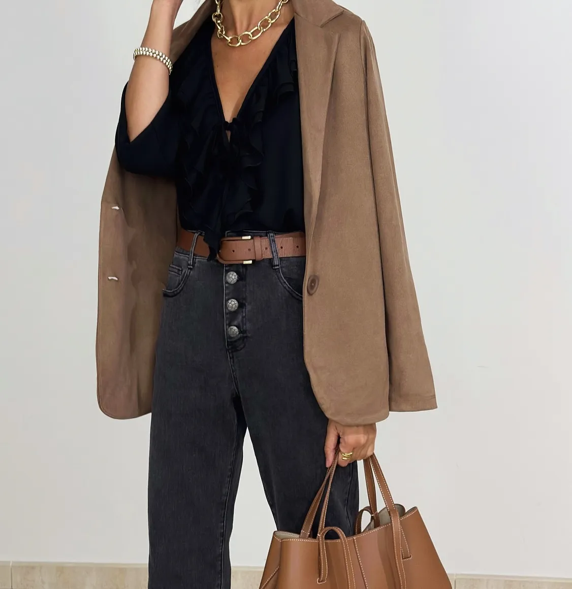 Blusa Escote Volante Negra