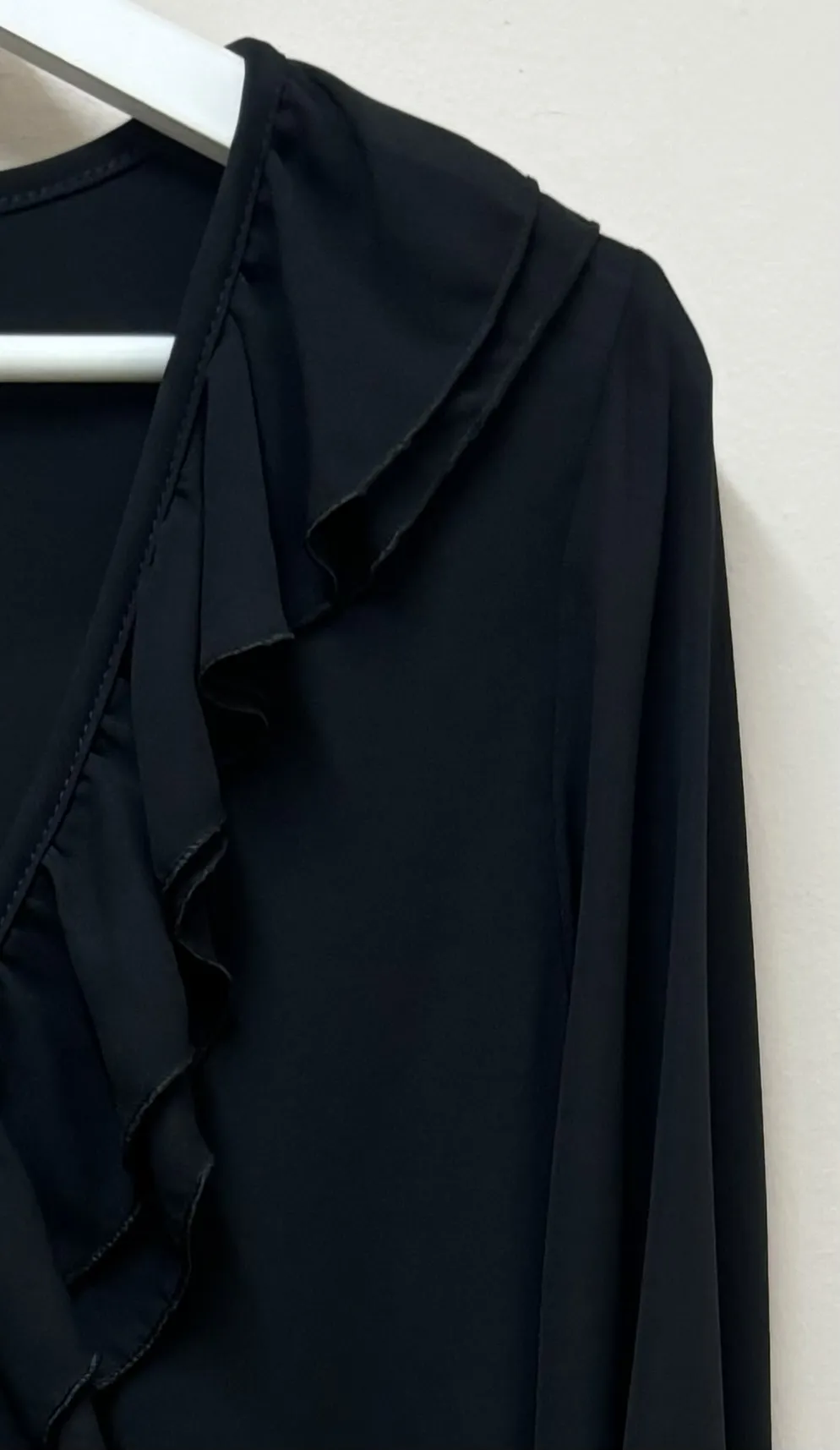Blusa Escote Volante Negra