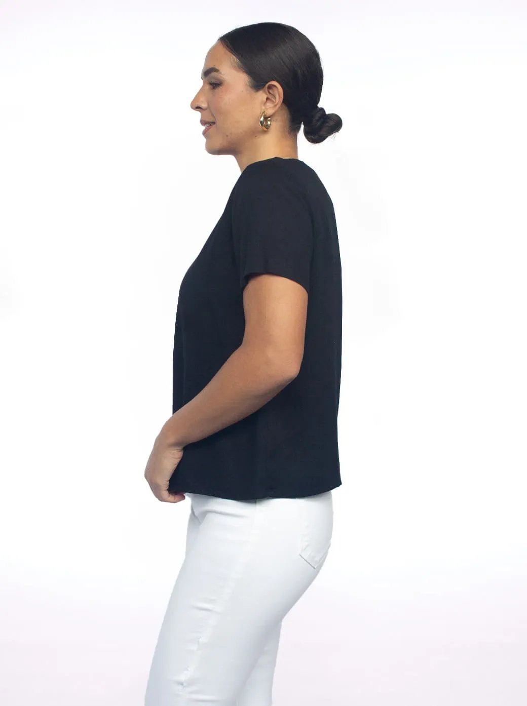 Blusa negra con encaje Esenciales