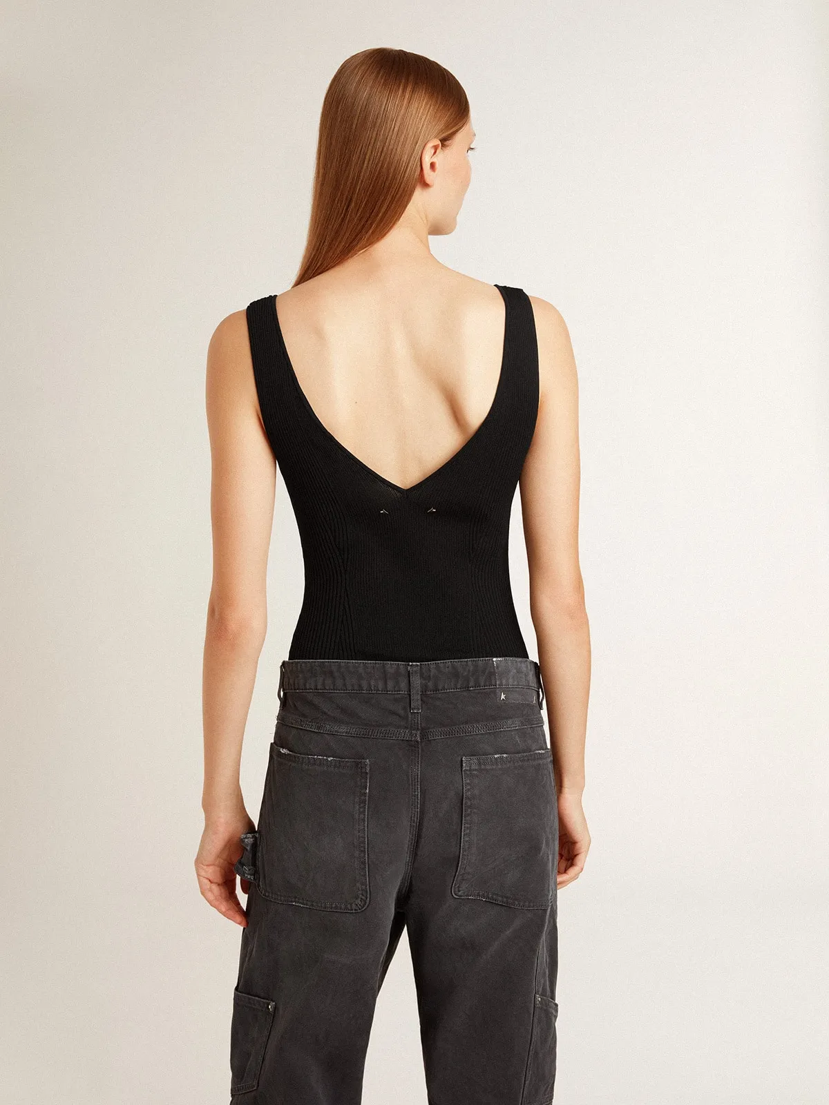 Body de mujer de color negro con cuello en V