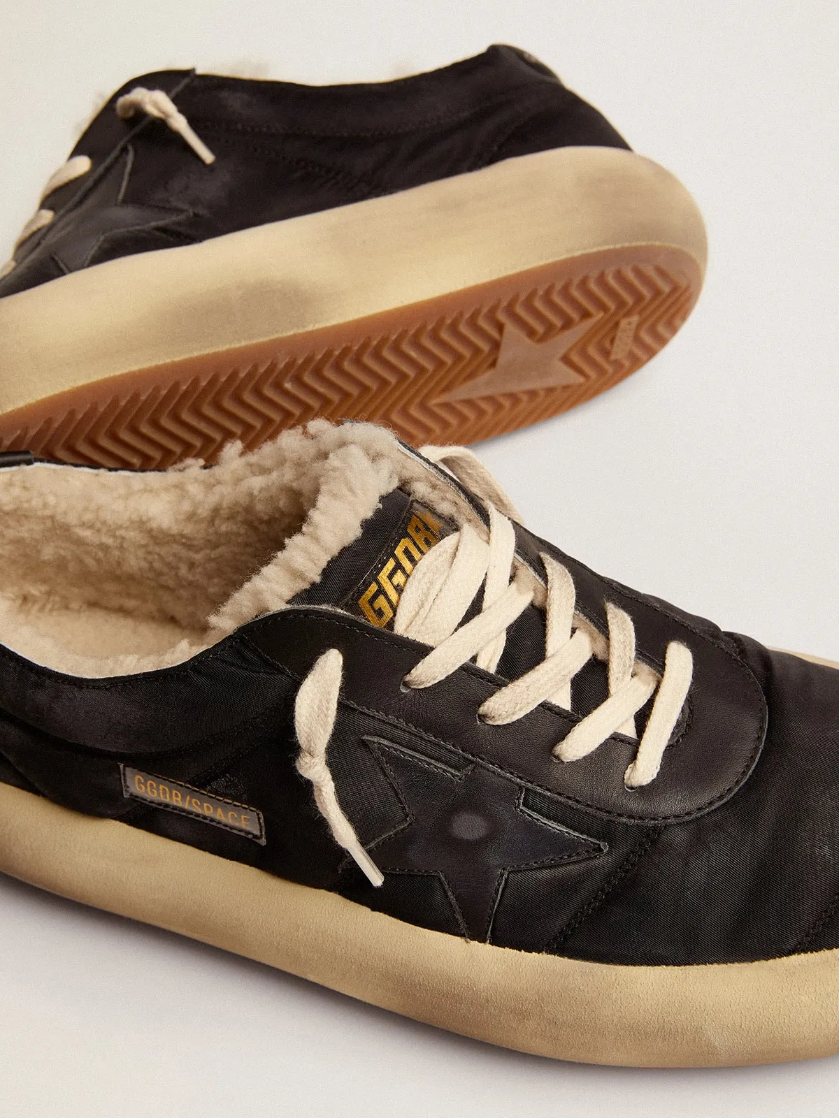 CALZADO SPACESTAR DE NAILON NEGRO ACOLCHADO Y FORRO DE SHEARLING