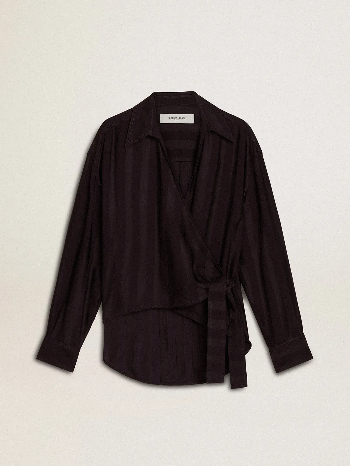 Camisa negro con rayas verticales y cierre con nudo lateral 