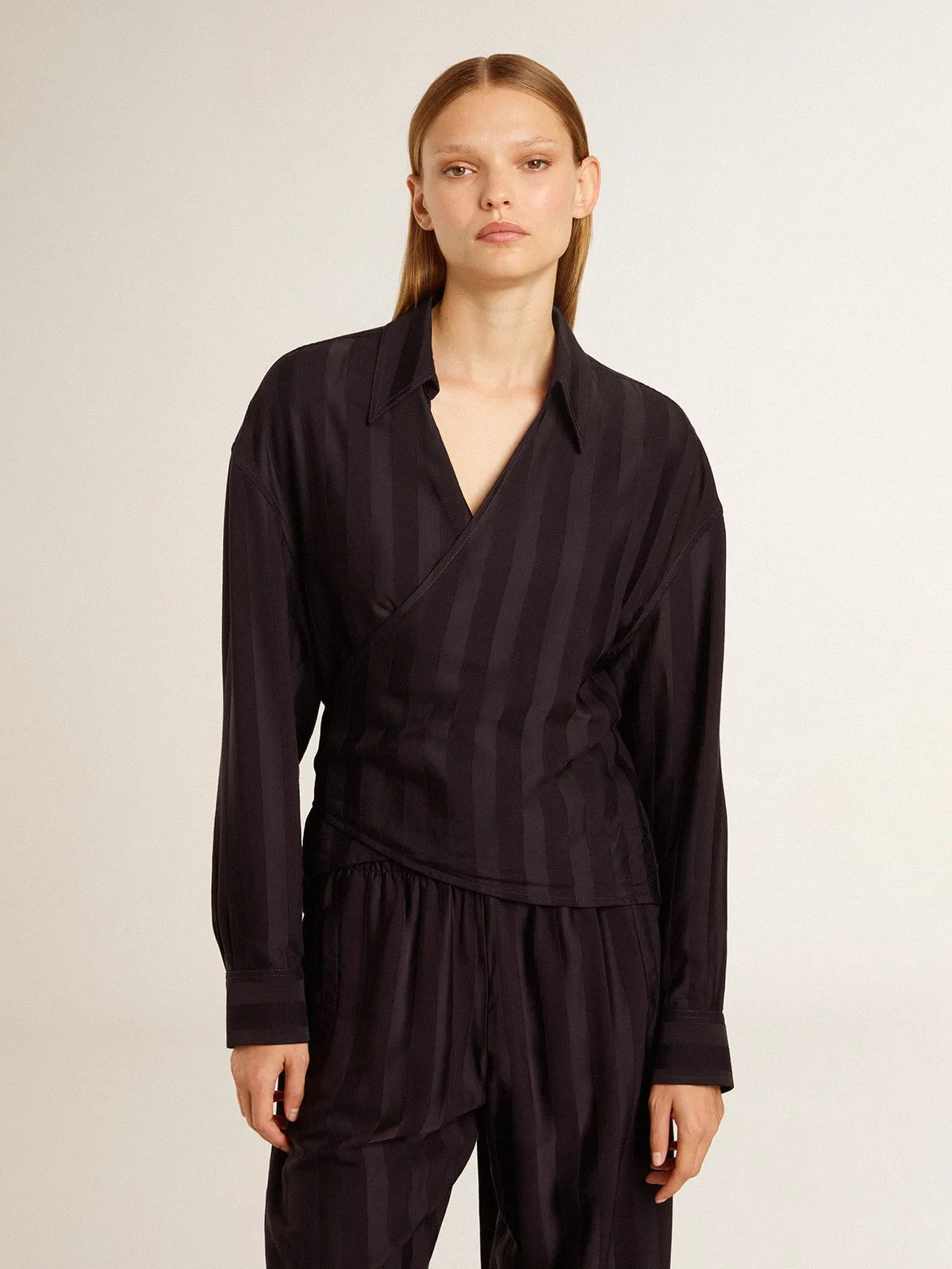 Camisa negro con rayas verticales y cierre con nudo lateral 