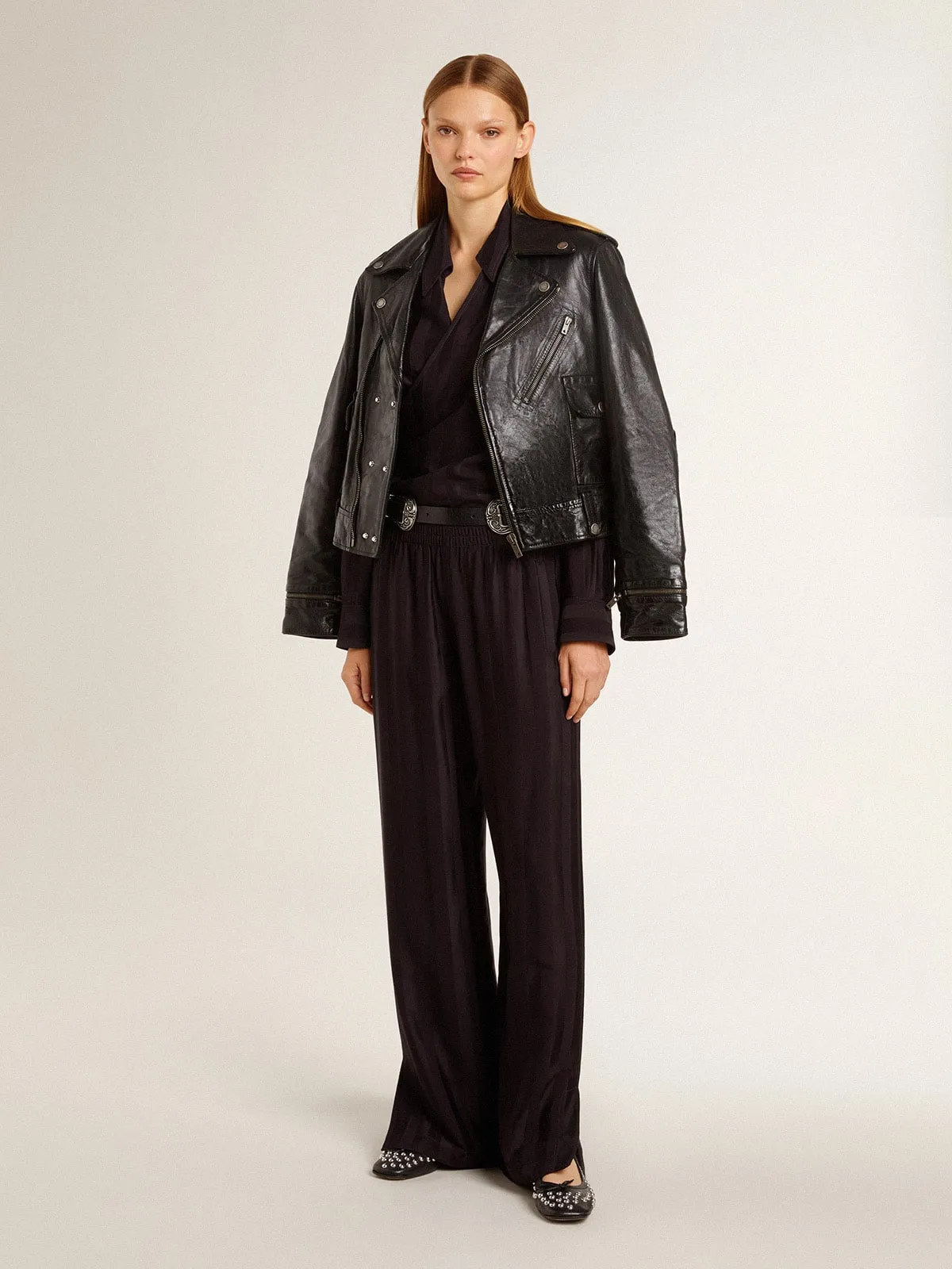 Camisa negro con rayas verticales y cierre con nudo lateral 