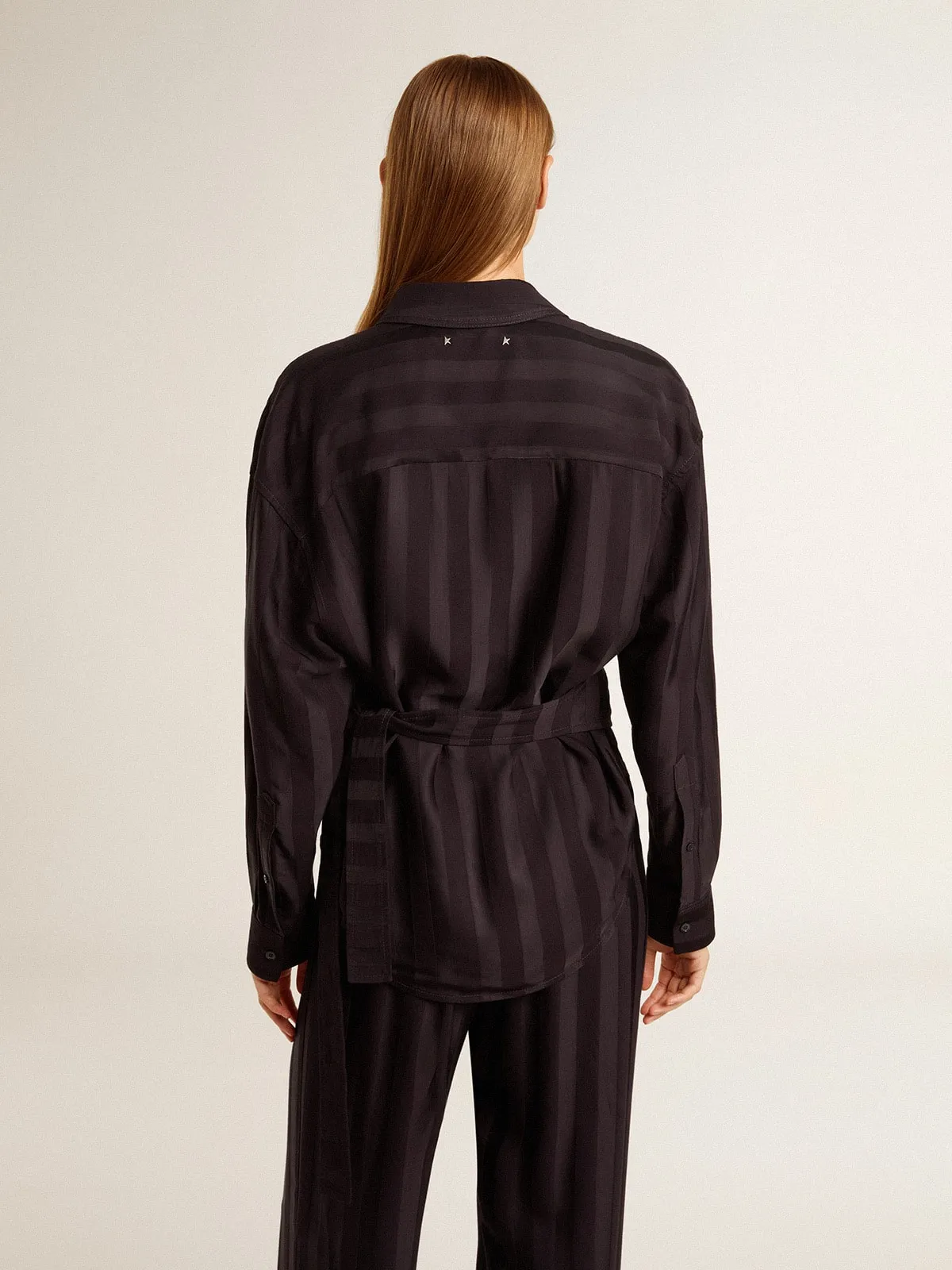Camisa negro con rayas verticales y cierre con nudo lateral 