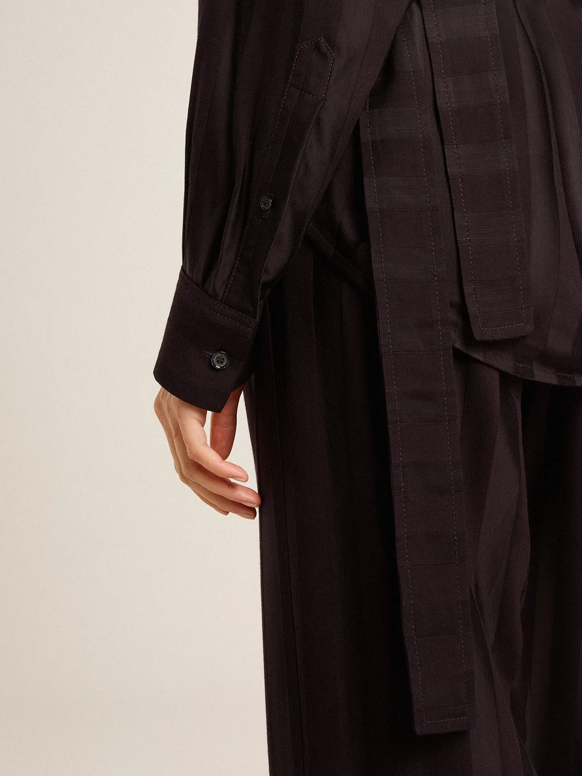 Camisa negro con rayas verticales y cierre con nudo lateral 