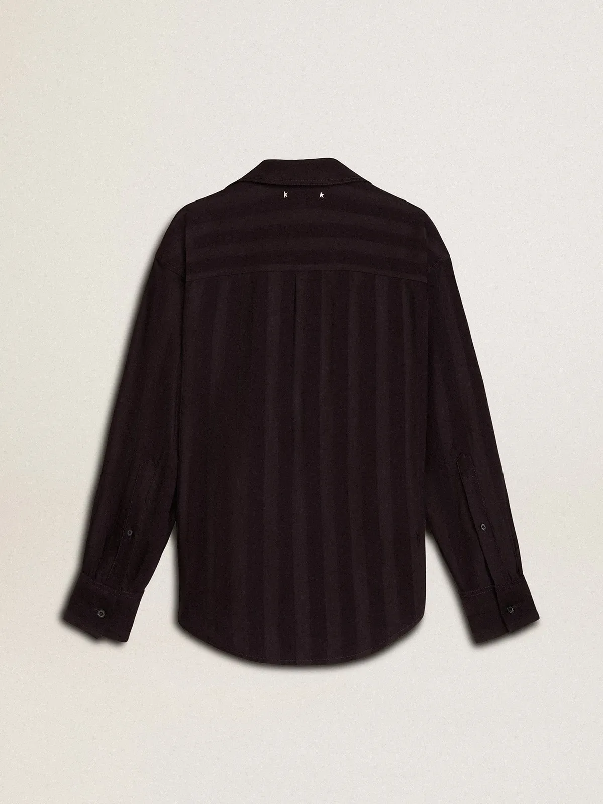 Camisa negro con rayas verticales y cierre con nudo lateral 