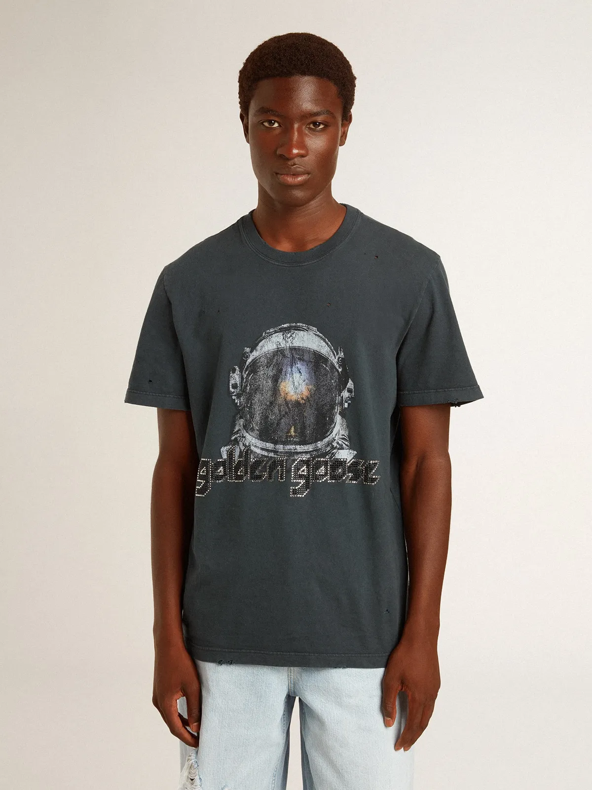 Camiseta de color negro con estampado multicolor