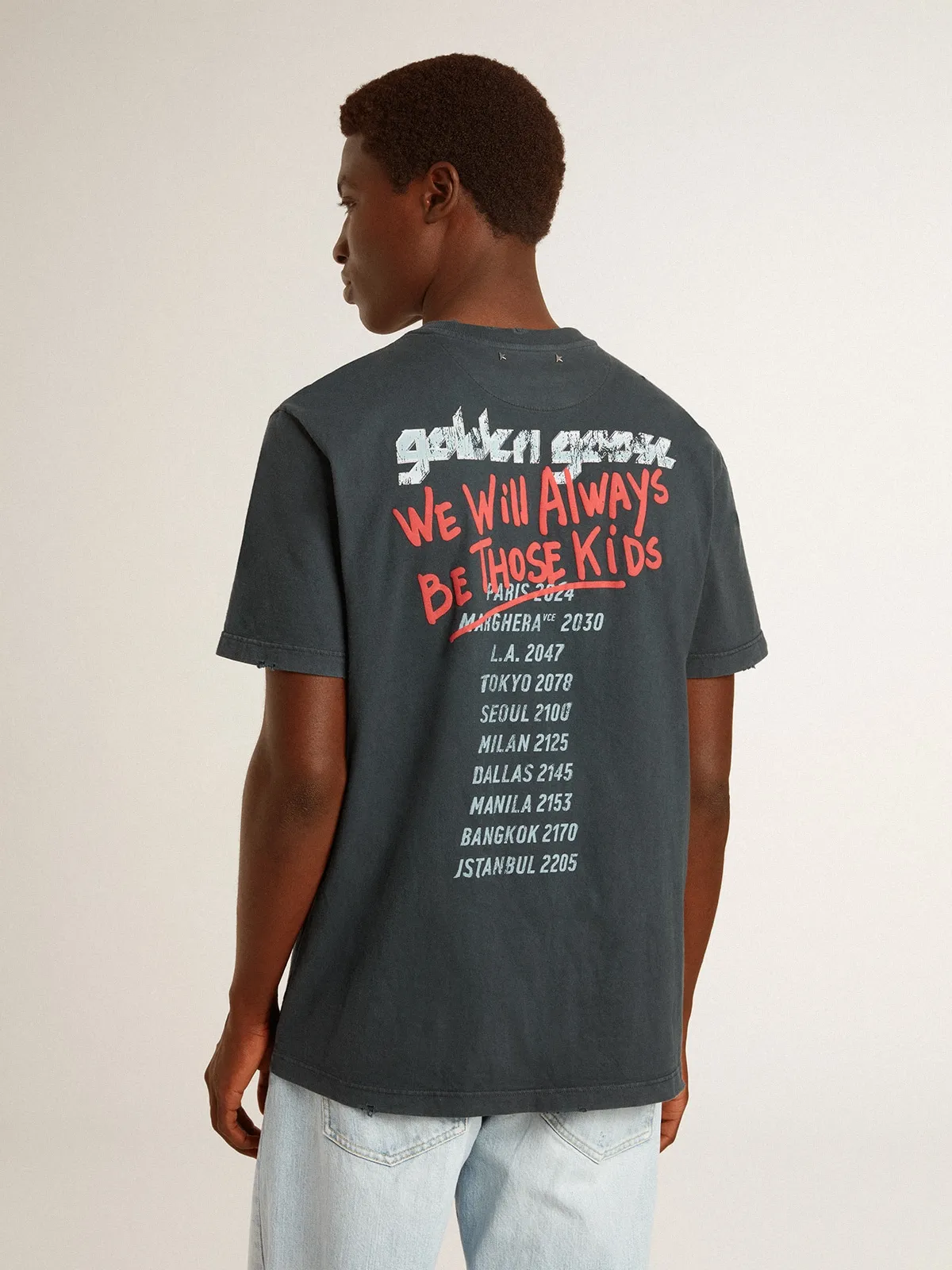 Camiseta de color negro con estampado multicolor