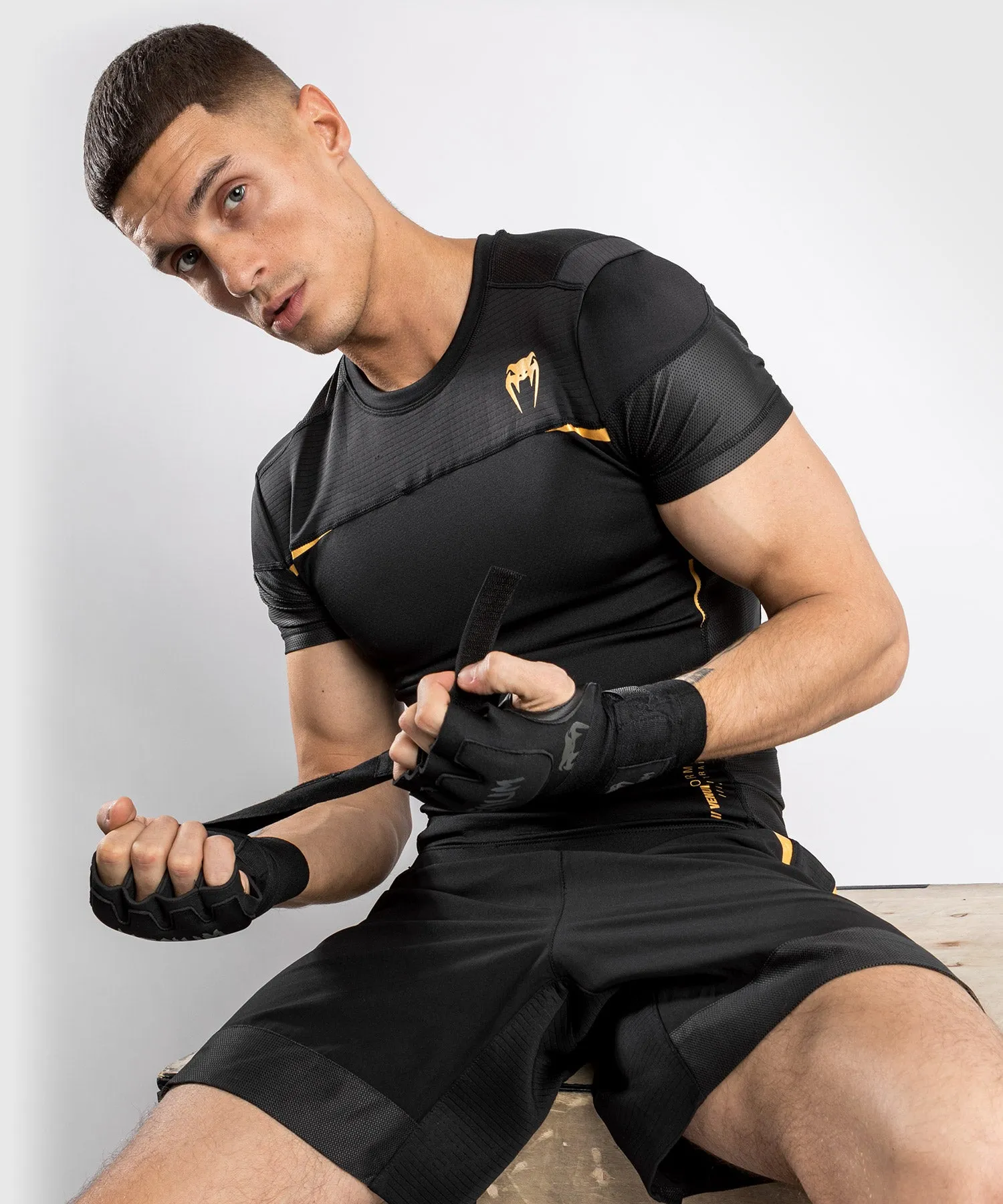 CAMISETA DE COMPRESIóN VENUM TEMPEST 2.0 (MANGA CORTA)  NEGRO/DORADO