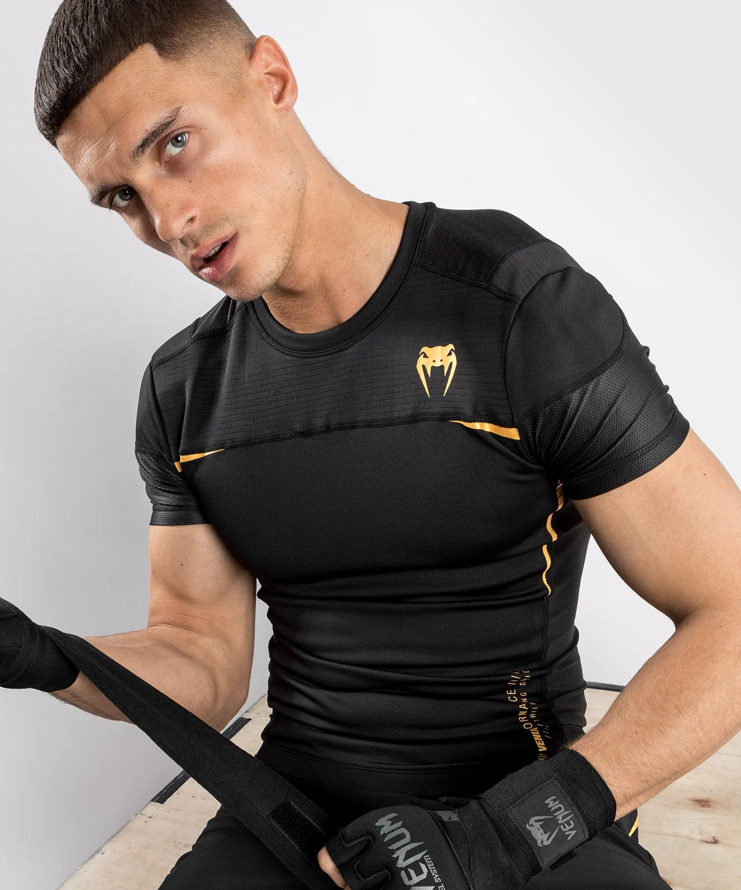 CAMISETA DE COMPRESIóN VENUM TEMPEST 2.0 (MANGA CORTA)  NEGRO/DORADO