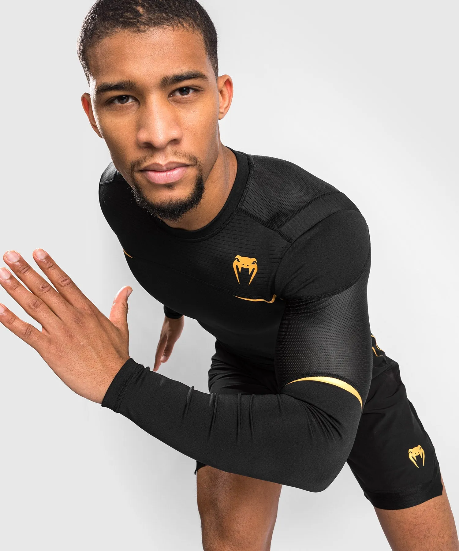 CAMISETA DE COMPRESIóN VENUM TEMPEST 2.0 (MANGA LARGA)  NEGRO/DORADO
