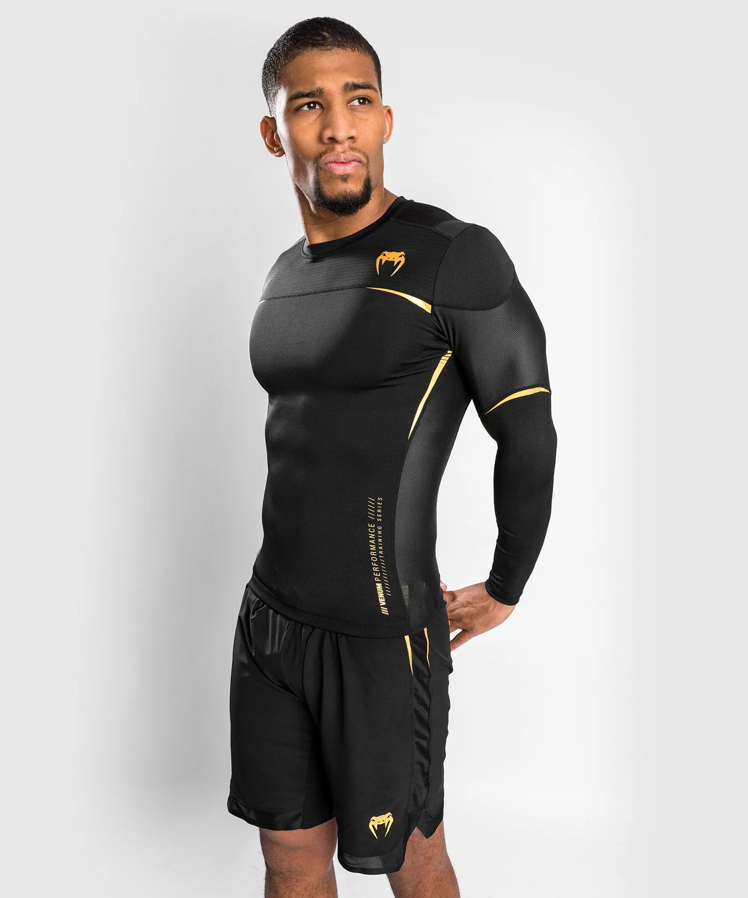 CAMISETA DE COMPRESIóN VENUM TEMPEST 2.0 (MANGA LARGA)  NEGRO/DORADO