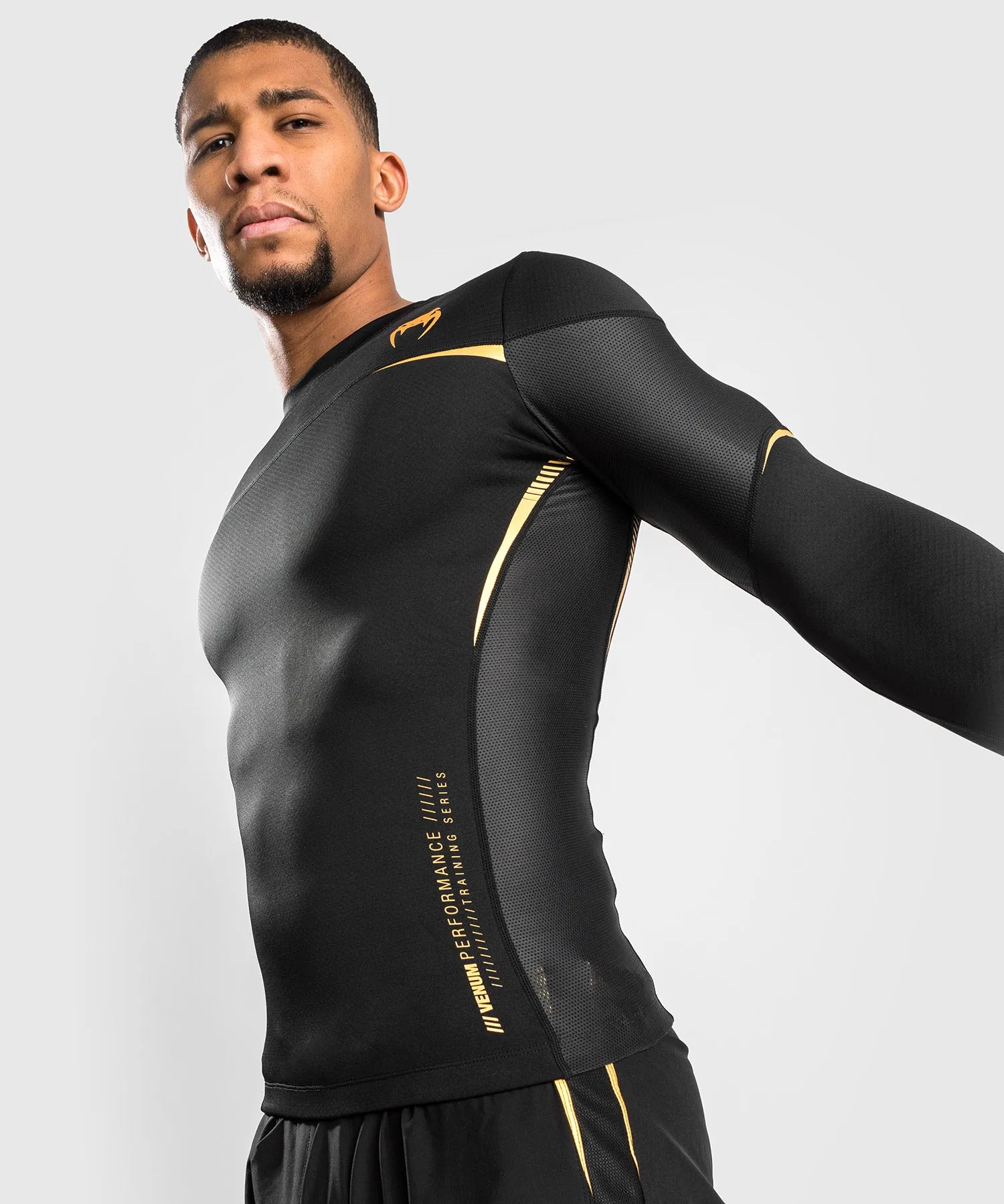 CAMISETA DE COMPRESIóN VENUM TEMPEST 2.0 (MANGA LARGA)  NEGRO/DORADO