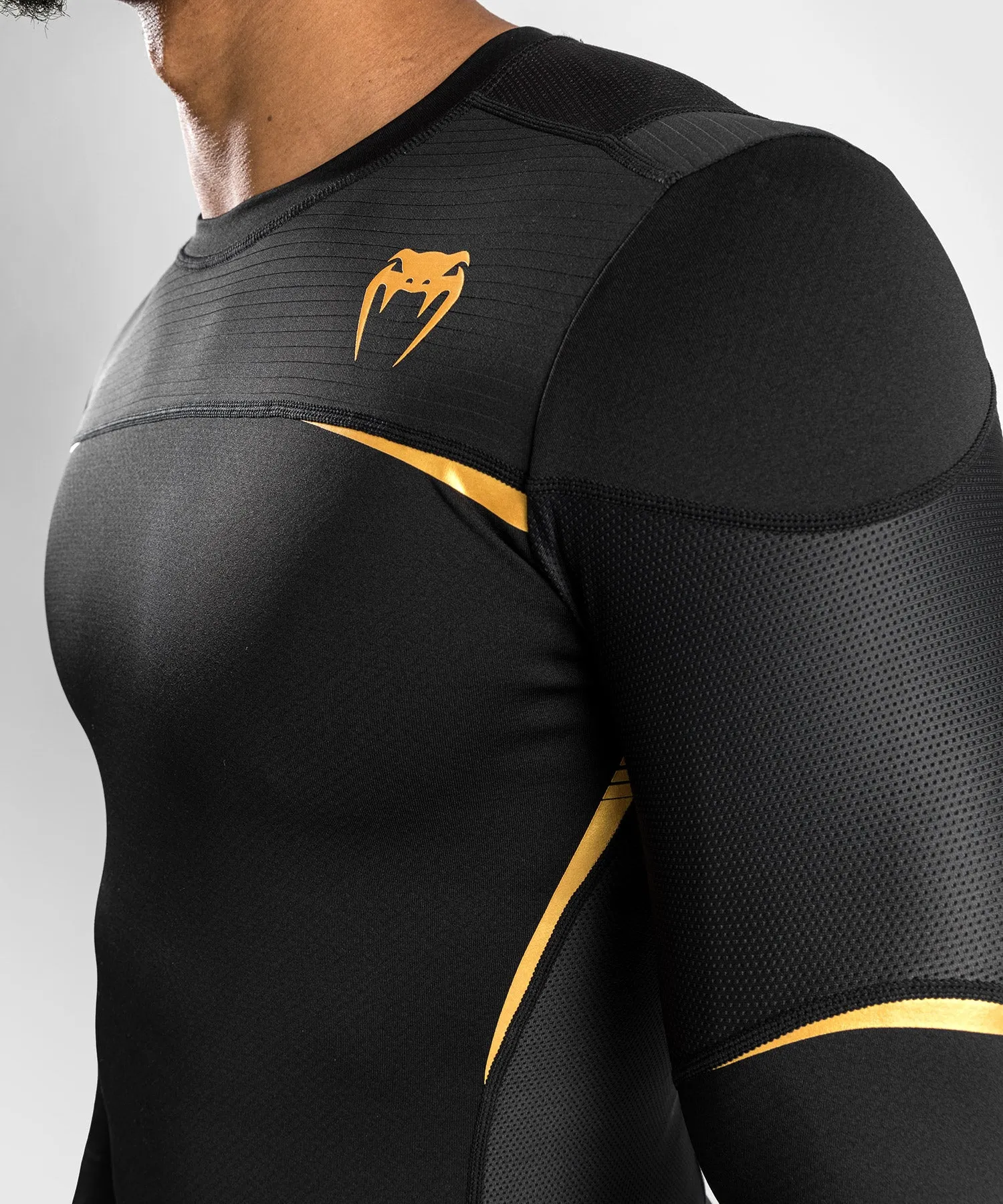 CAMISETA DE COMPRESIóN VENUM TEMPEST 2.0 (MANGA LARGA)  NEGRO/DORADO