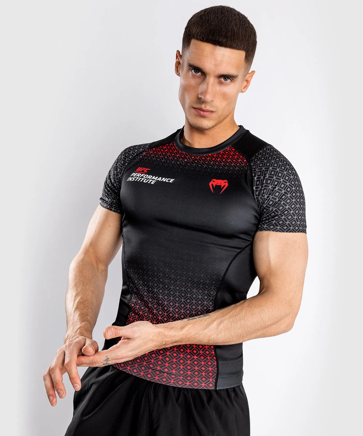 CAMISETA DE COMPRESIóN VENUM UFC PERFORMANCE INSTITUTE  MANGA CORTA  NEGRO/ROJO