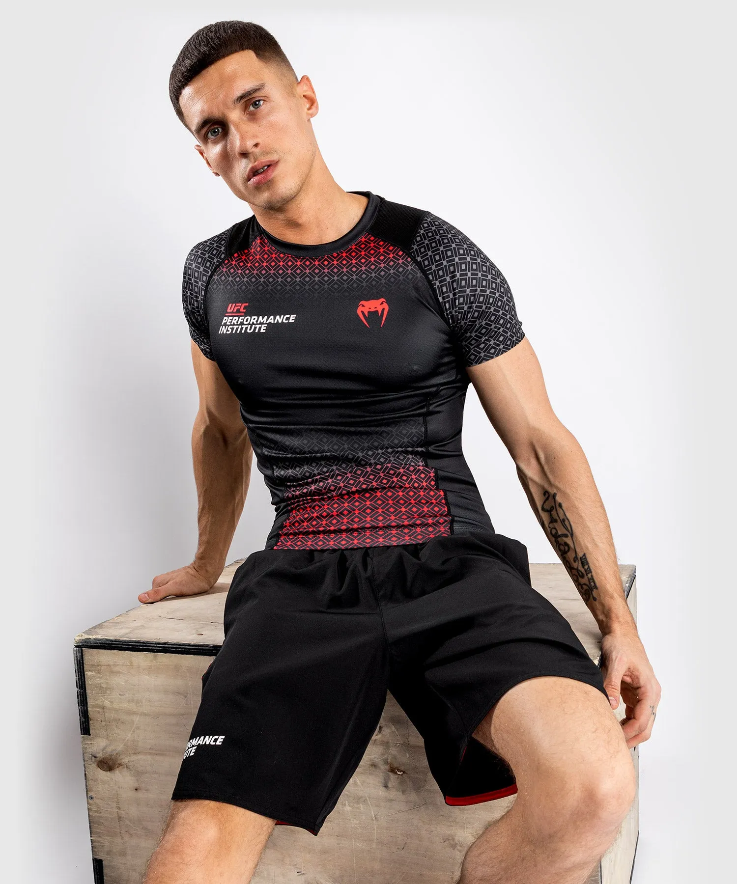 CAMISETA DE COMPRESIóN VENUM UFC PERFORMANCE INSTITUTE  MANGA CORTA  NEGRO/ROJO