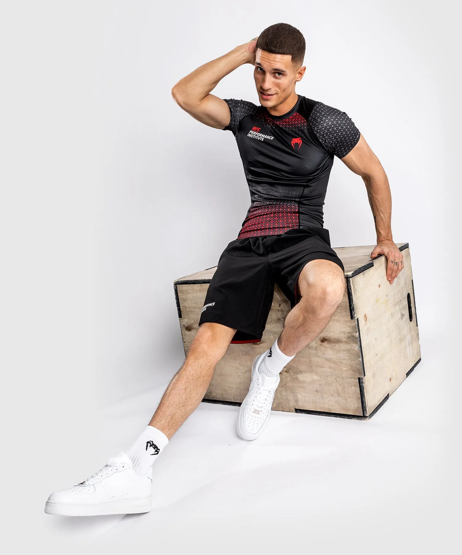 CAMISETA DE COMPRESIóN VENUM UFC PERFORMANCE INSTITUTE  MANGA CORTA  NEGRO/ROJO
