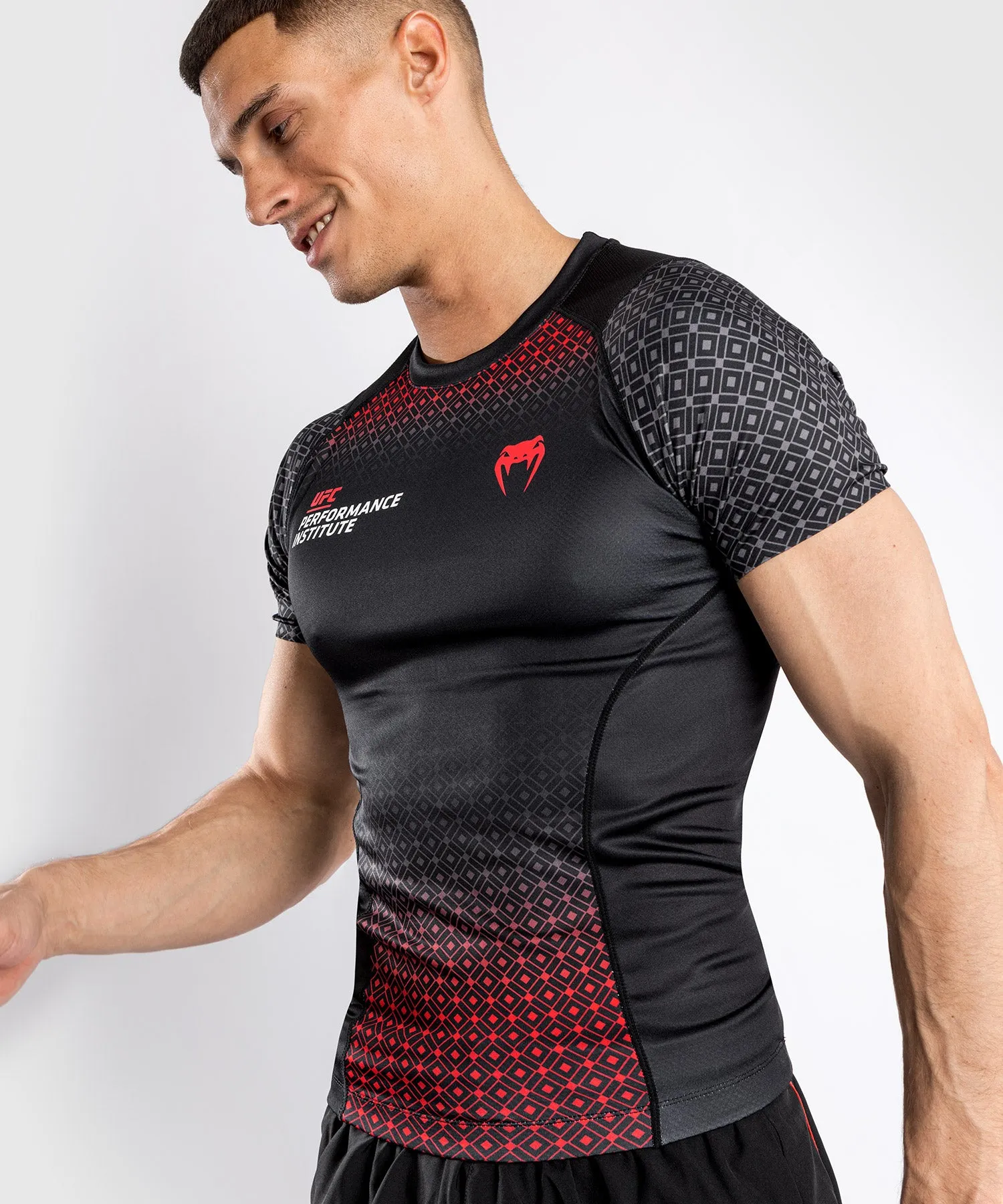 CAMISETA DE COMPRESIóN VENUM UFC PERFORMANCE INSTITUTE  MANGA CORTA  NEGRO/ROJO