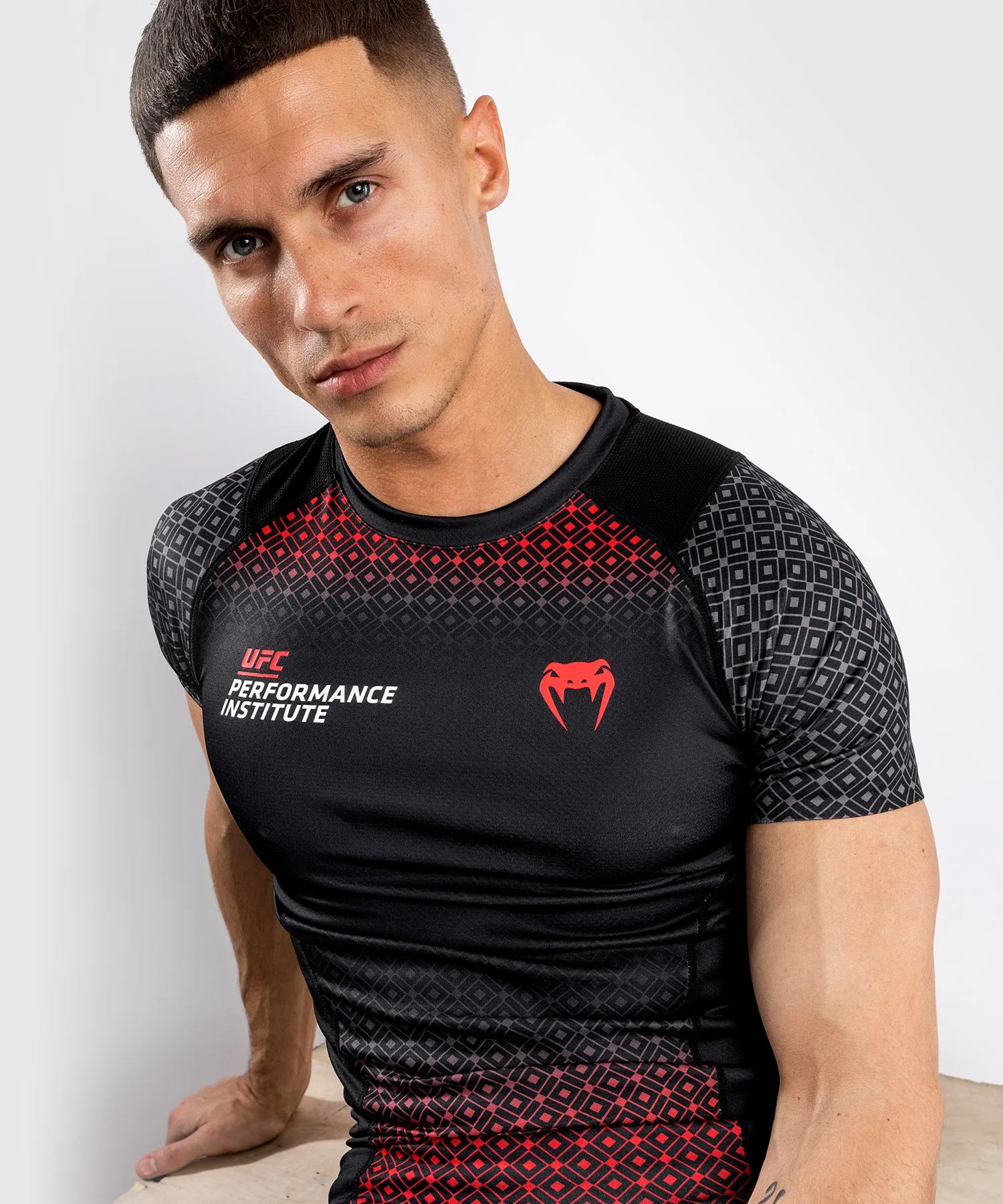 CAMISETA DE COMPRESIóN VENUM UFC PERFORMANCE INSTITUTE  MANGA CORTA  NEGRO/ROJO