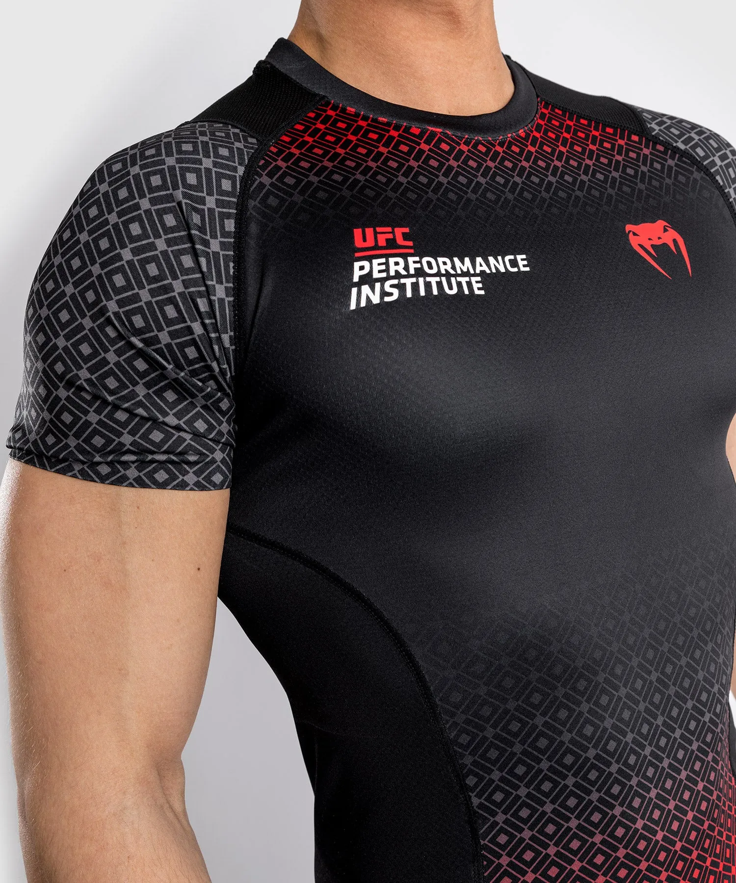 CAMISETA DE COMPRESIóN VENUM UFC PERFORMANCE INSTITUTE  MANGA CORTA  NEGRO/ROJO