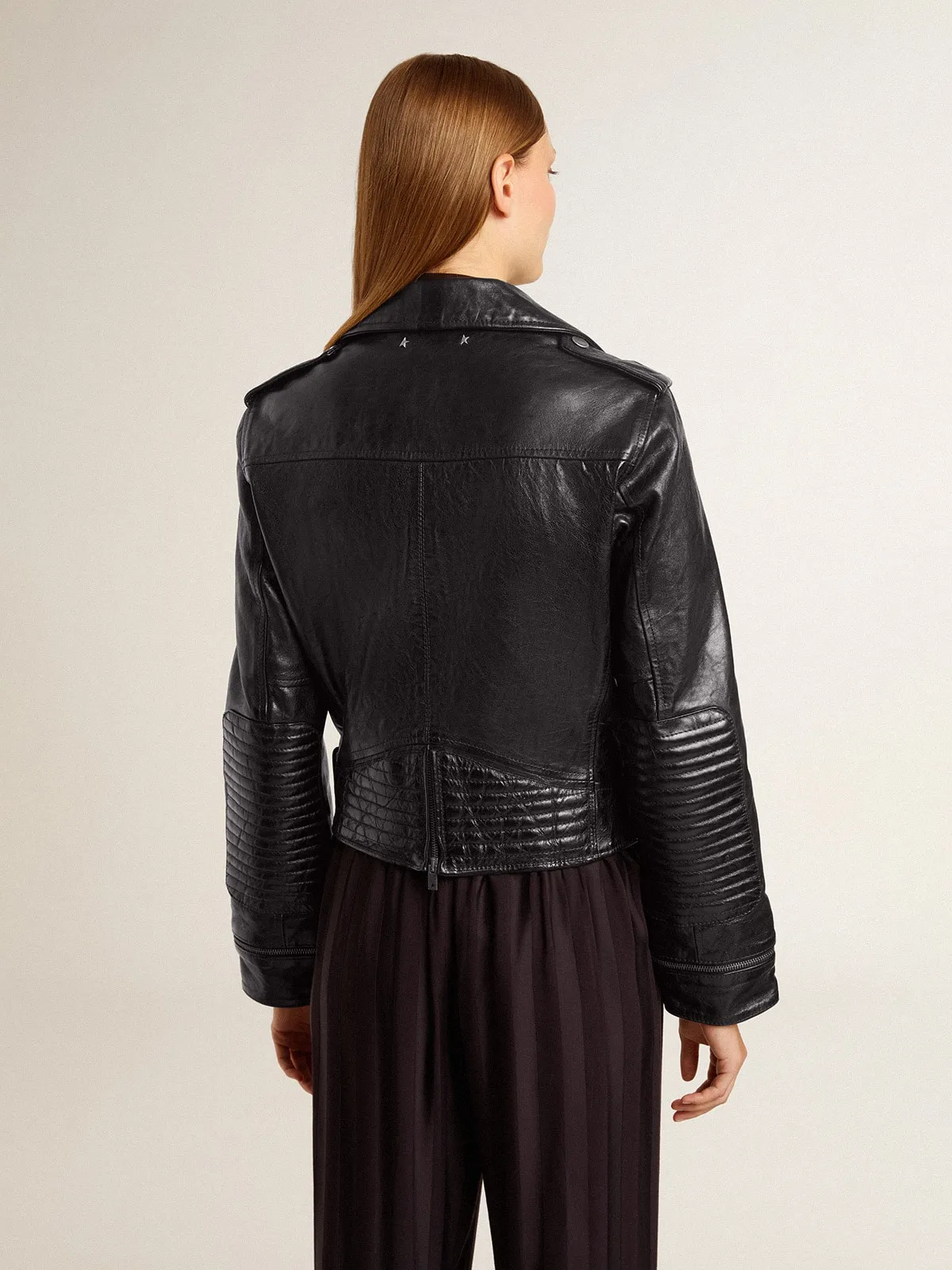 Cazadora perfecto para mujer de color negro con efecto brillante