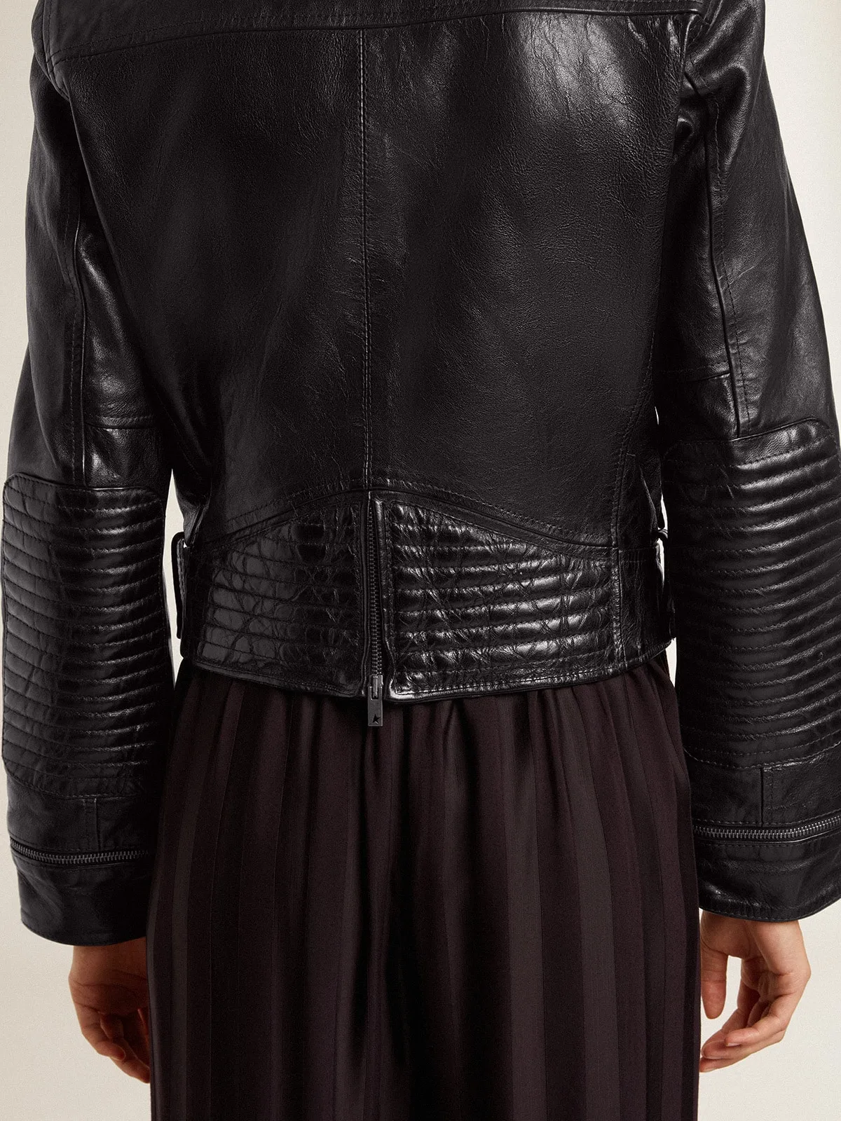 Cazadora perfecto para mujer de color negro con efecto brillante