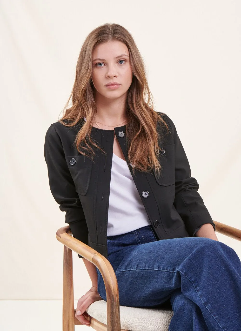 Chaqueta corta con cuello redondo en negro