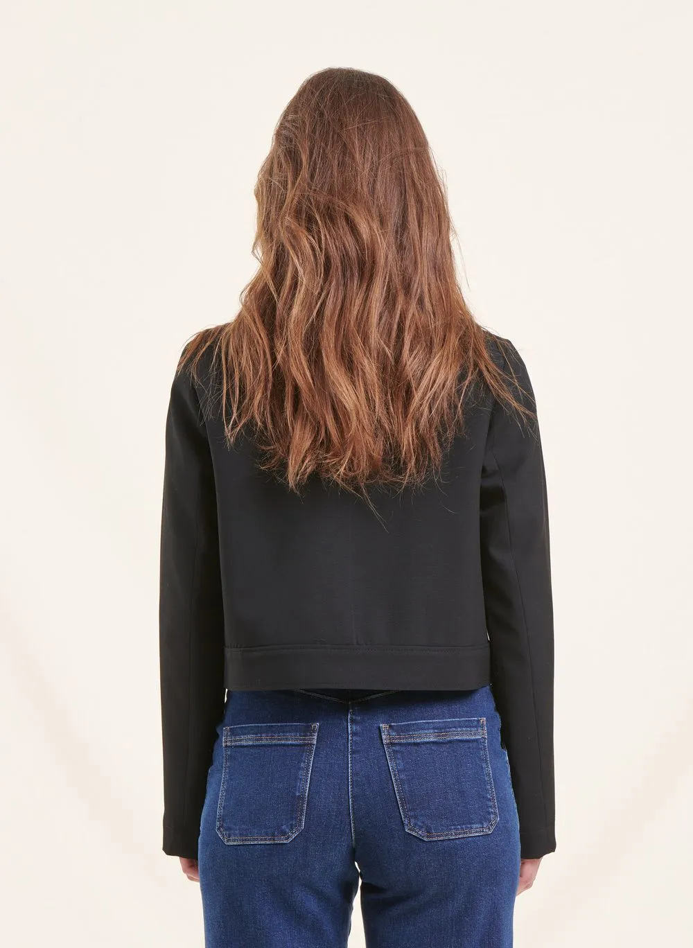 Chaqueta corta con cuello redondo en negro