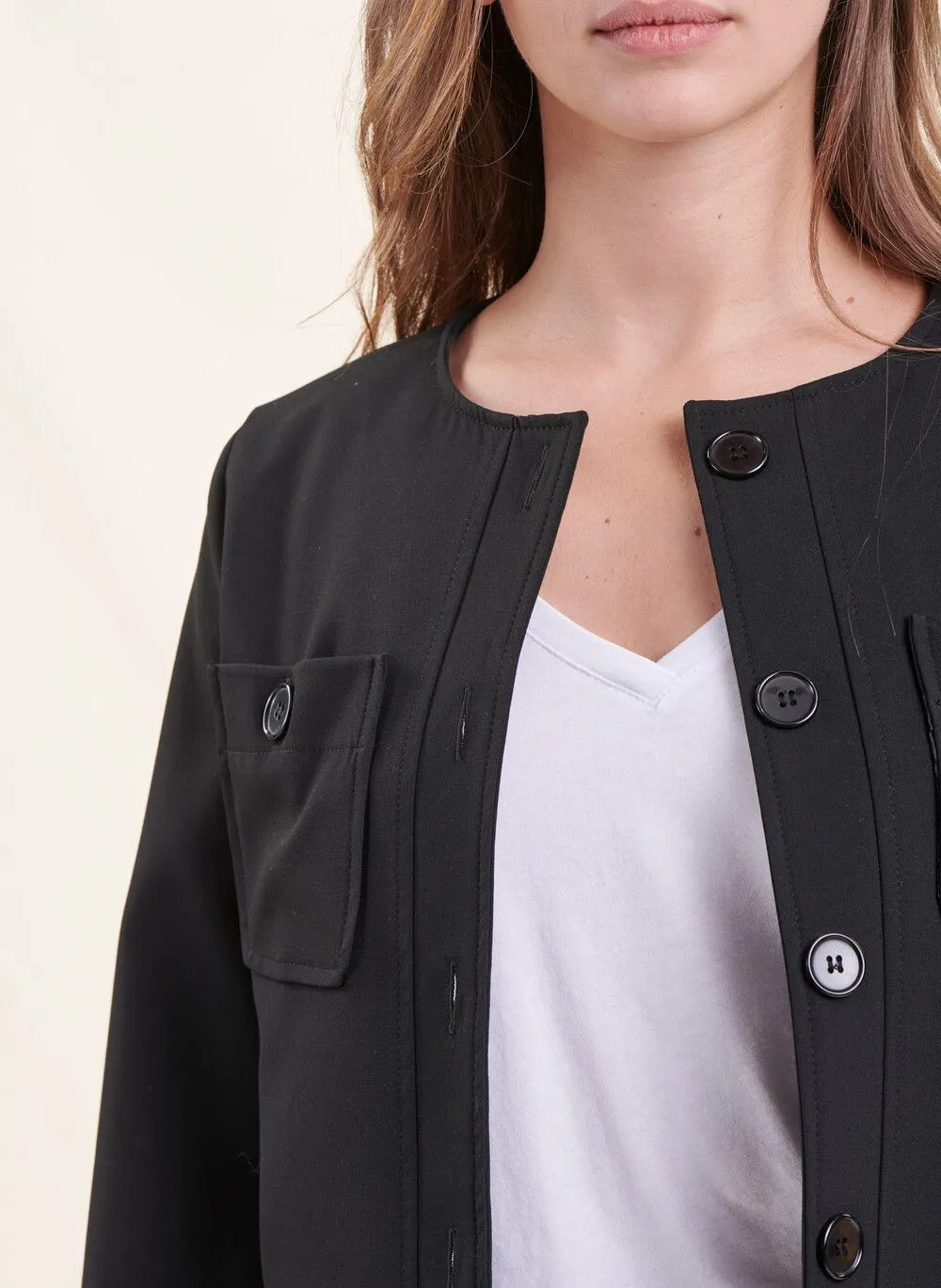Chaqueta corta con cuello redondo en negro