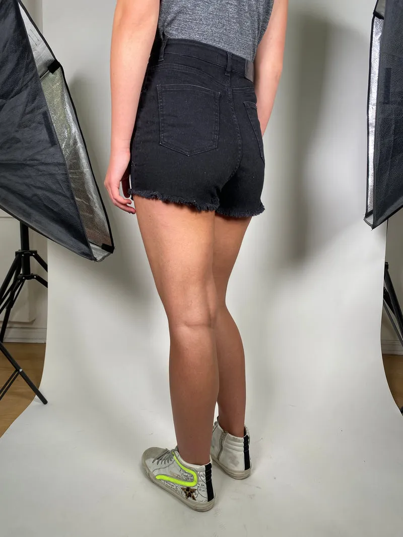 CHER Short Negro Desflecado