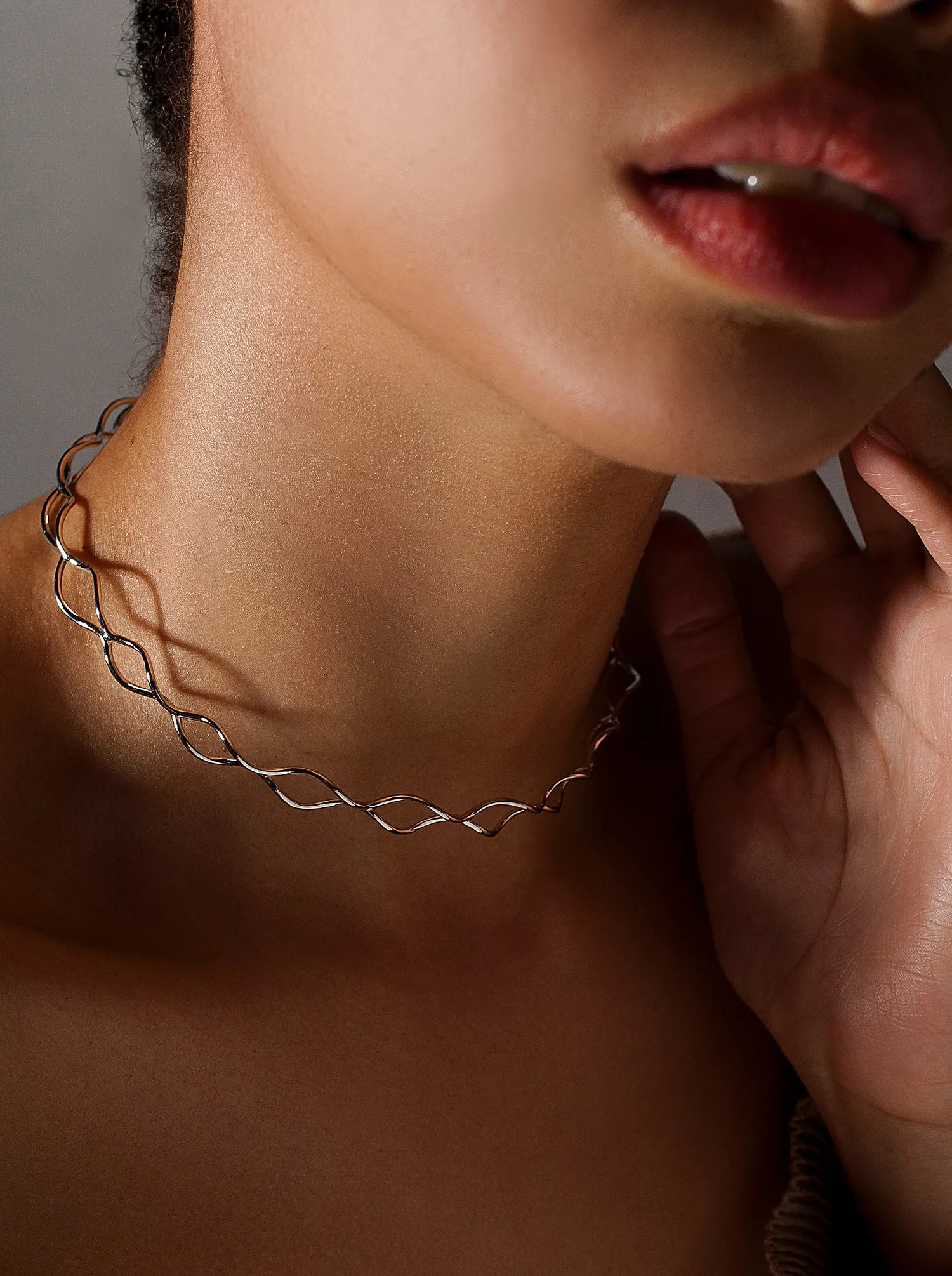 Choker rígido diseo zig zag de plata