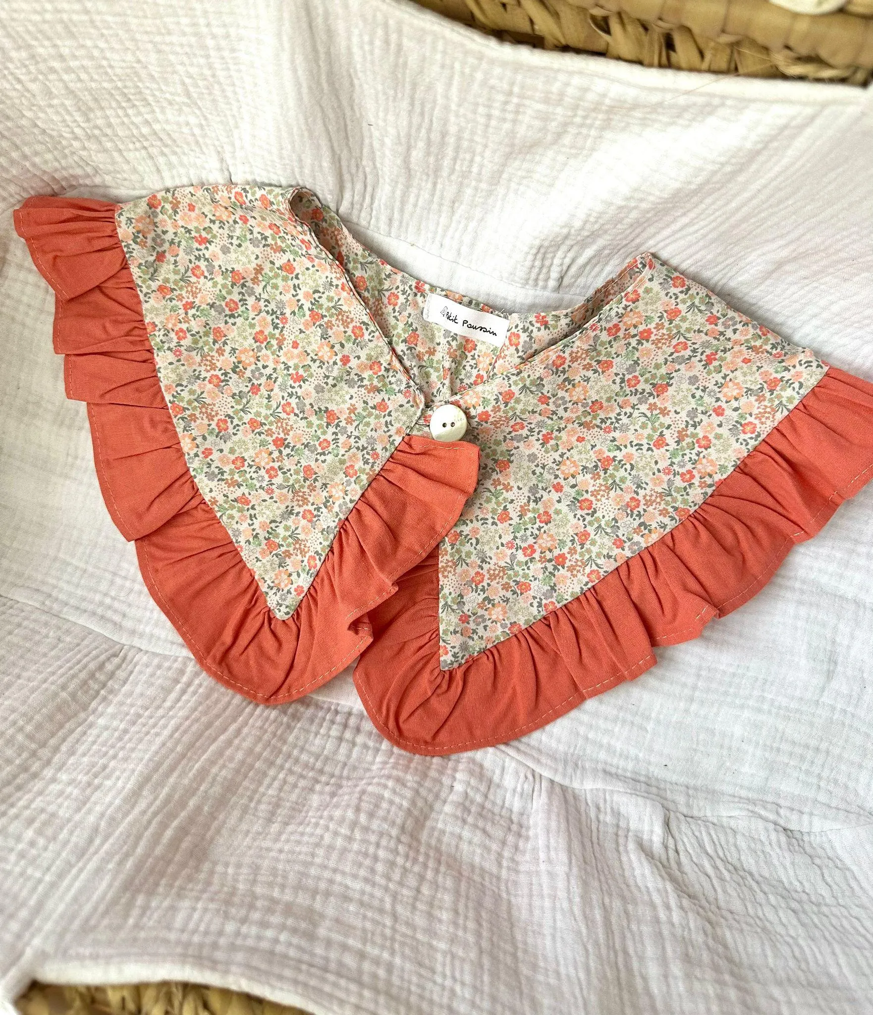 Cuello mujer flor peonía