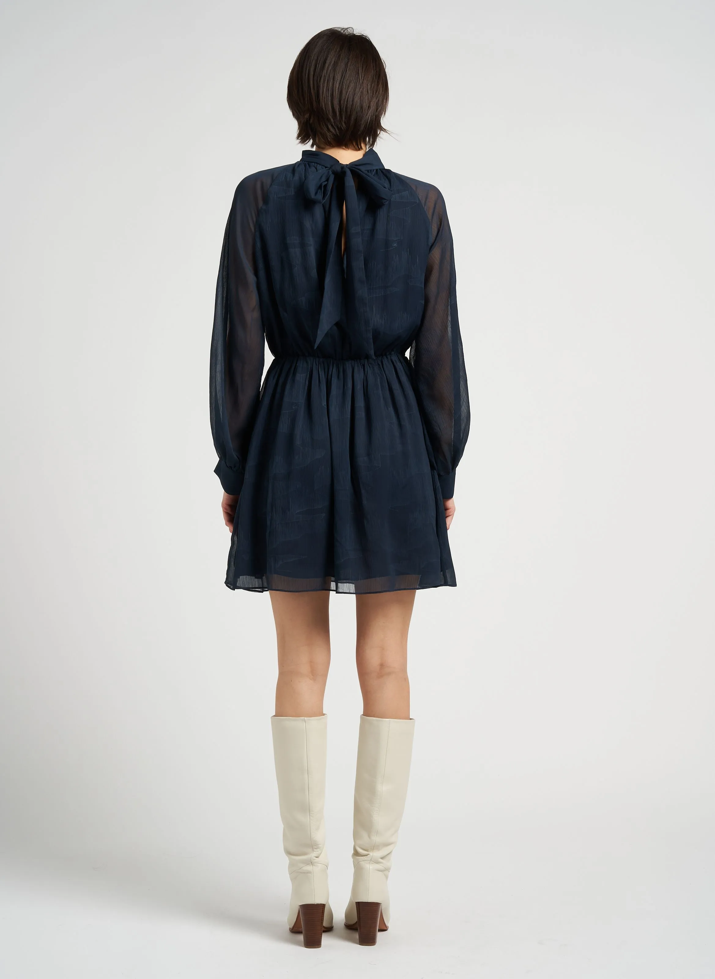 EBBALI  VESTIDO CORTO CEñIDO CON ESCOTE DE PICO EN AZUL