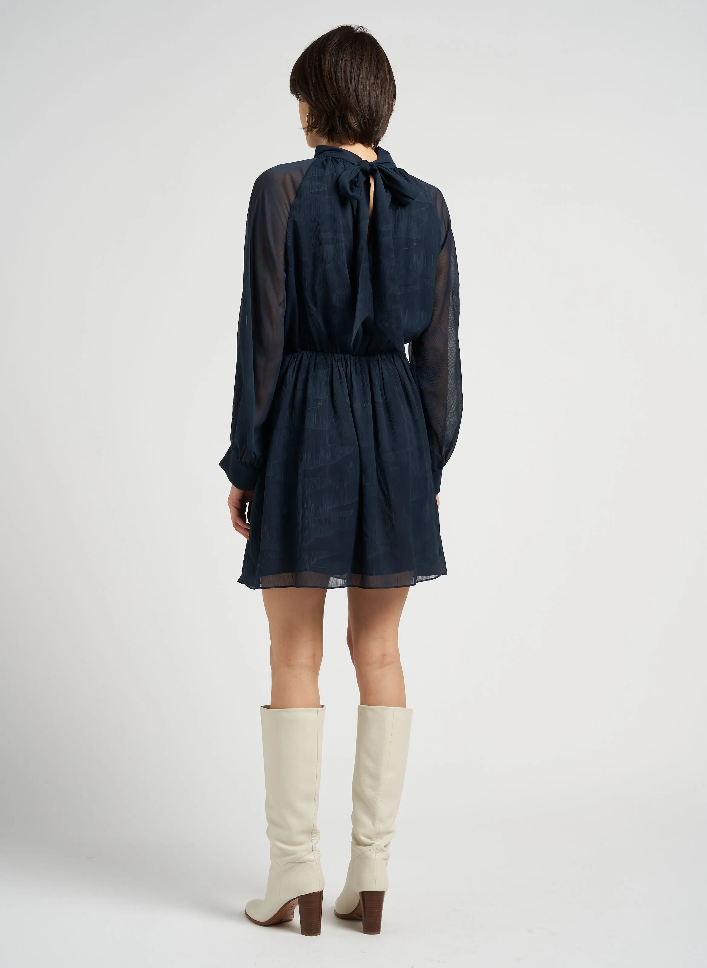 EBBALI  VESTIDO CORTO CEñIDO CON ESCOTE DE PICO EN AZUL