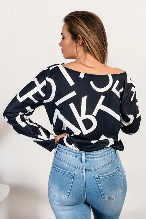 Elegante blusa de manga larga con estampado de letras Osmana, negra
