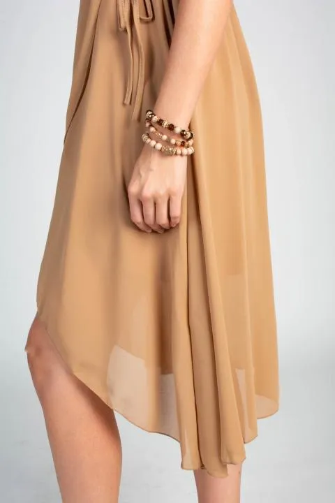 Elegante vestido midi con volante y falda en el plegable Barbados, beige