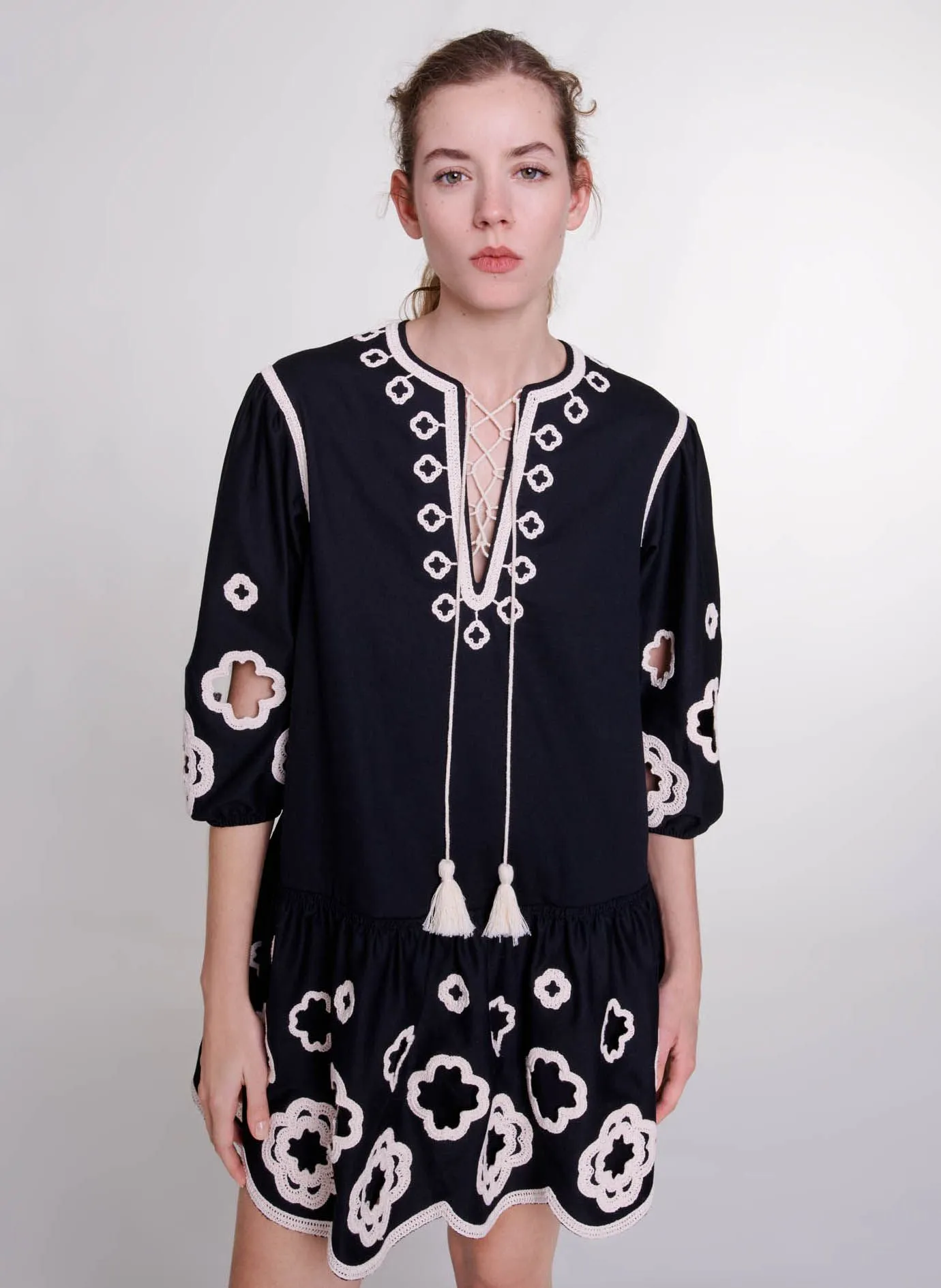 MAJE Vestido corto de algodón con cuello tunecino en negro