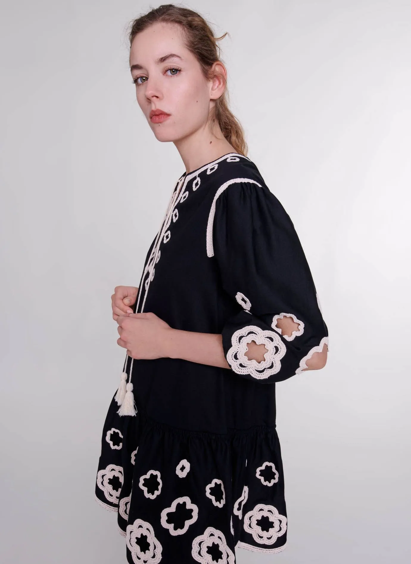 MAJE Vestido corto de algodón con cuello tunecino en negro