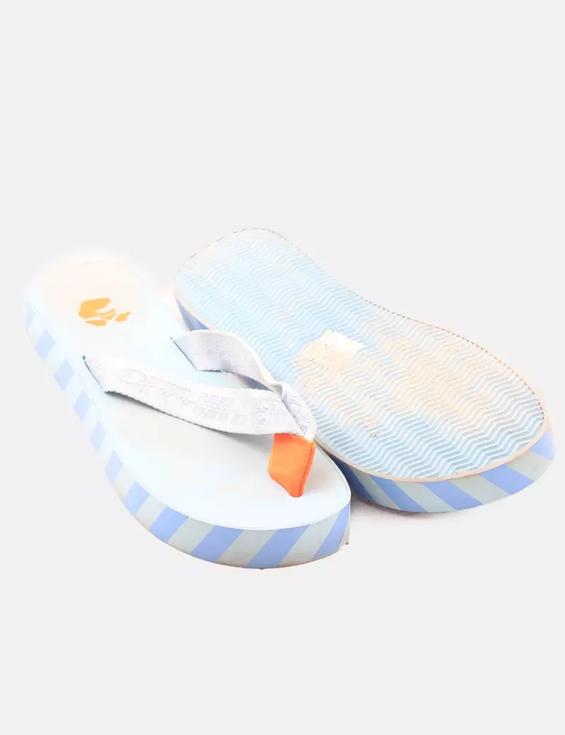 Off White Chancla azul básica